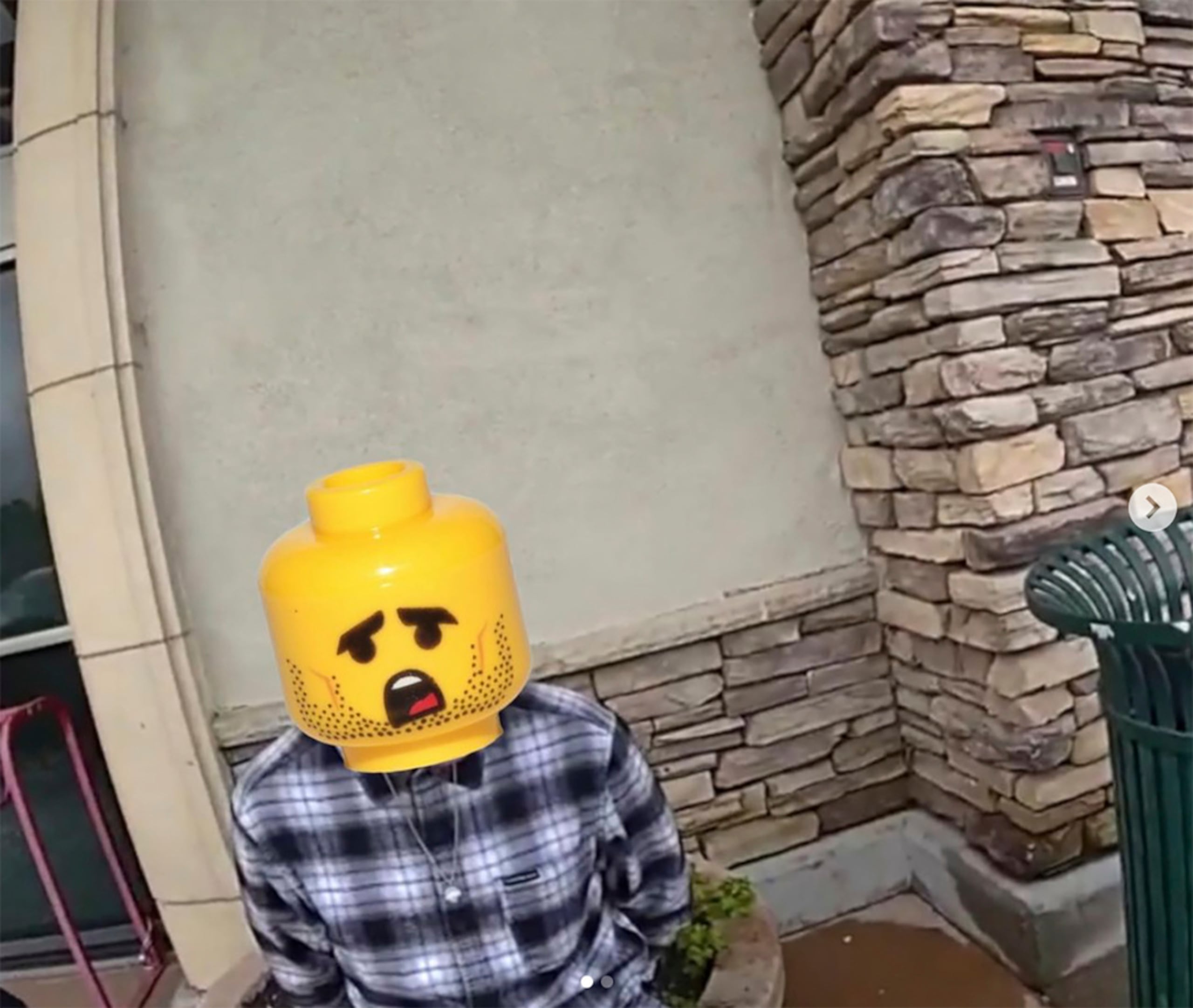 Esta imagen proporcionada por el Departamento de Policía de Murrieta, California, muestra una fotografía manipulada de un sospechoso.