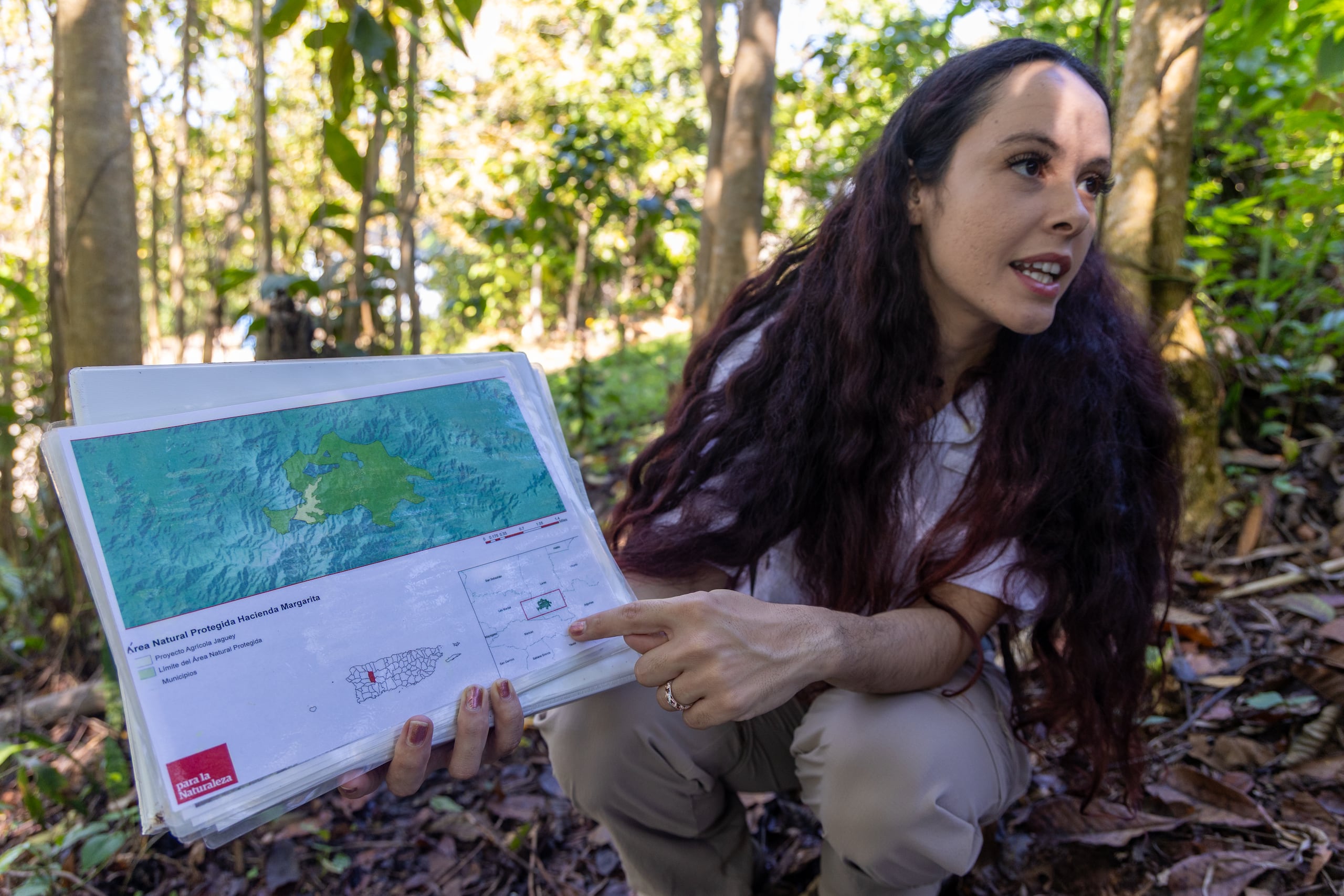 Laura Aponte explicando sobre la historia de la Hacienda.