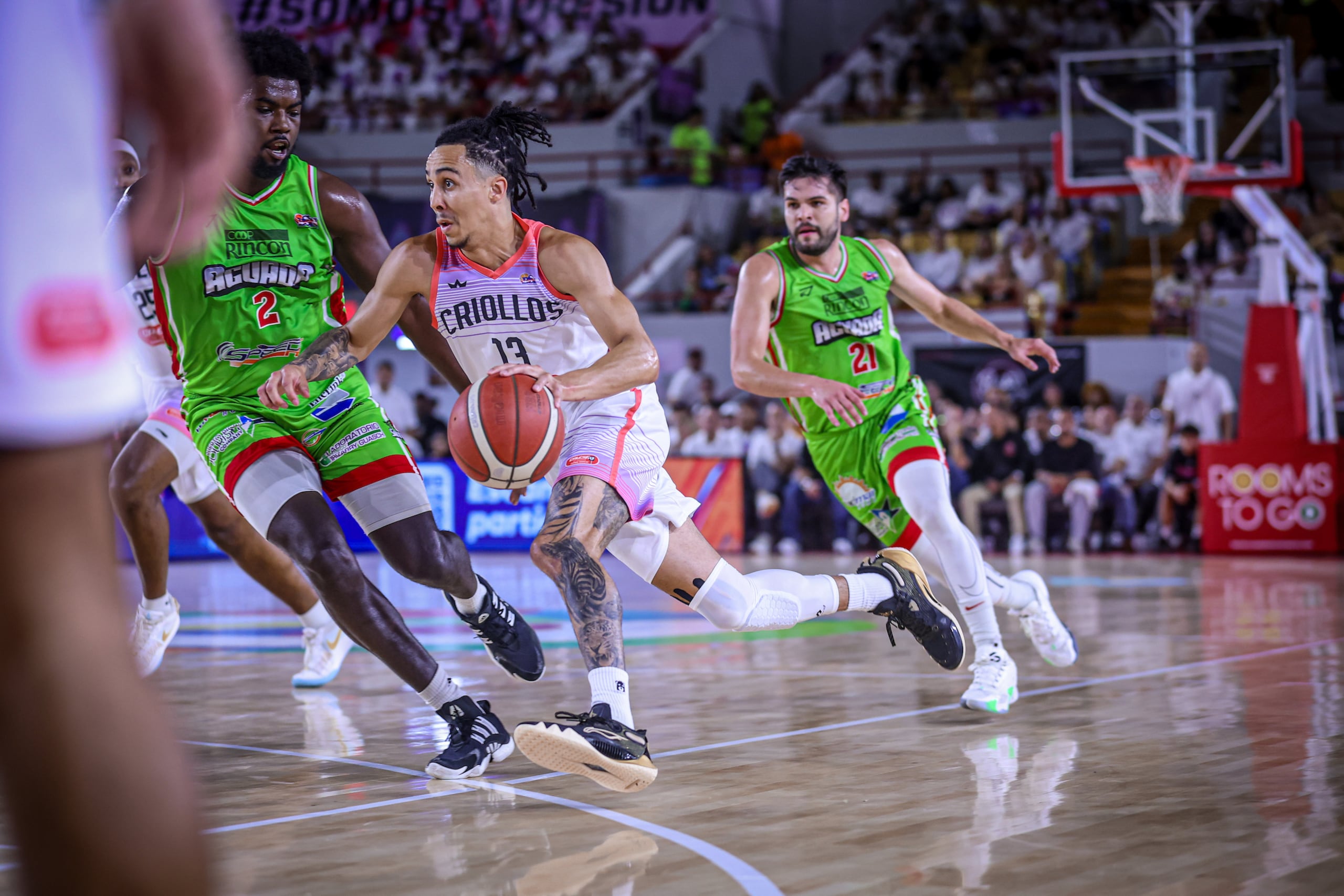 Travis Trice, de los Criollos de Caguas, busca atacar el canasto ante los Santeros de Aguada.