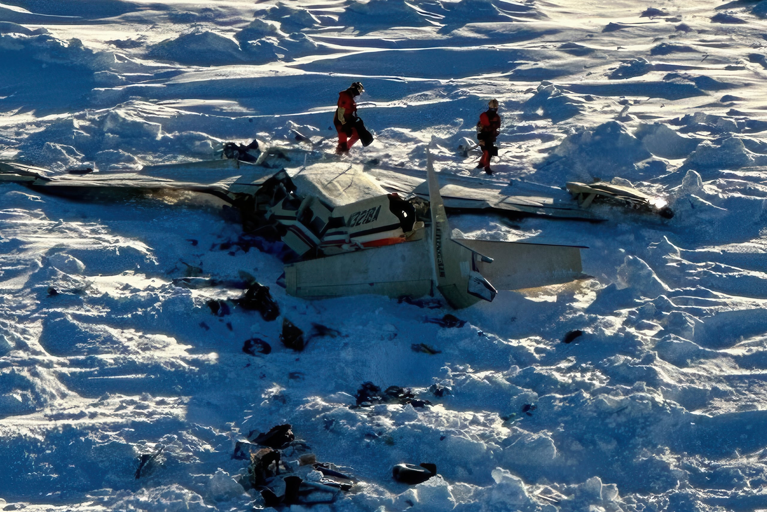 En esta imagen, distribuida por la Guardia Costera de Estados Unidos el 7 de febrero de 2025, se muestra una pequeña avioneta estrellada en el oeste de Alaska. (Guardia Costera de EEUU vía AP)