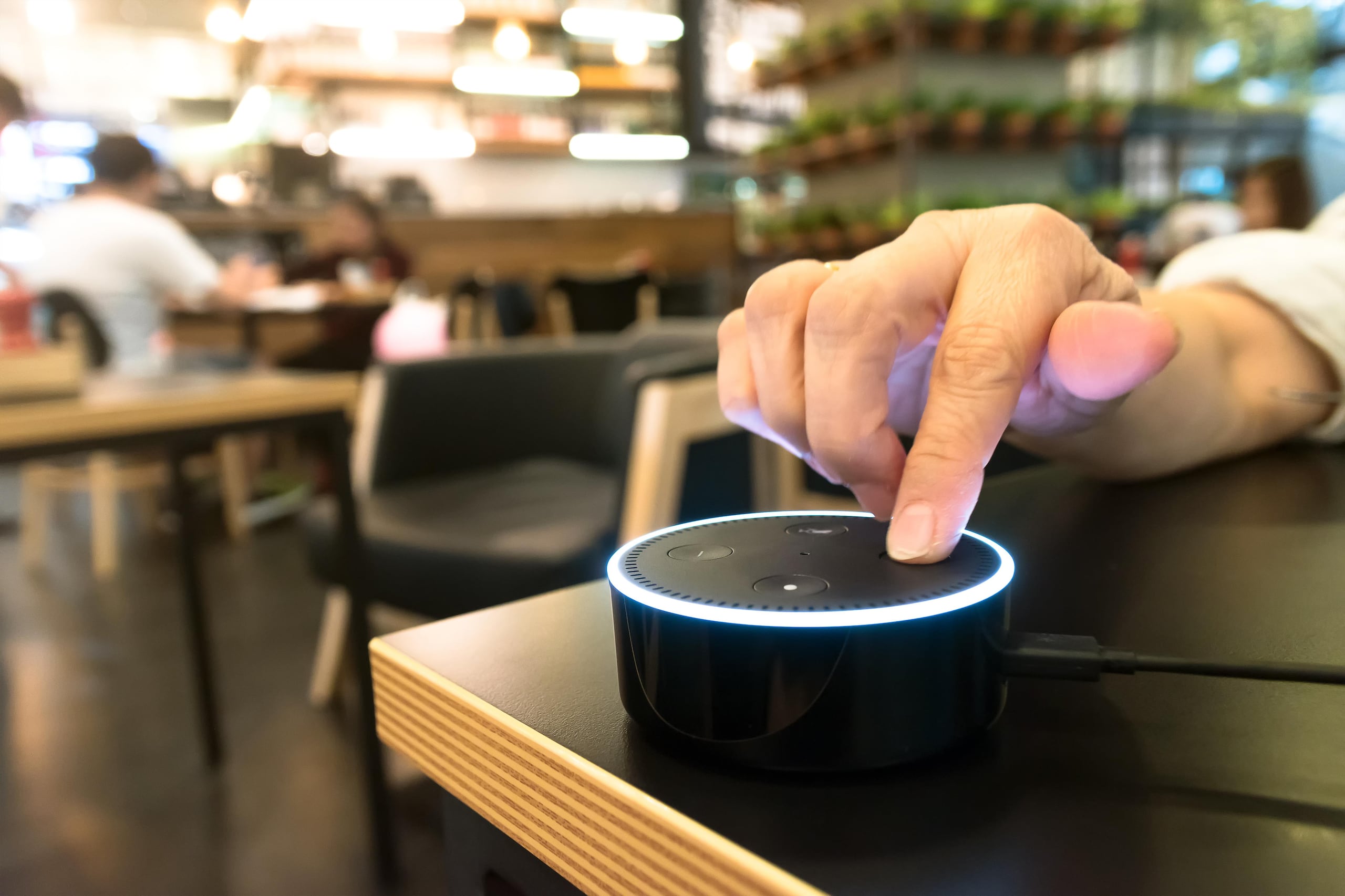 Sobre estas líneas, una bocina inteligente Amazon Echo dot de segunda generación, uno de los varios dispositivos de Amazon que cuenta con el asistente virtual llamado Alexa. (Shutterstock)