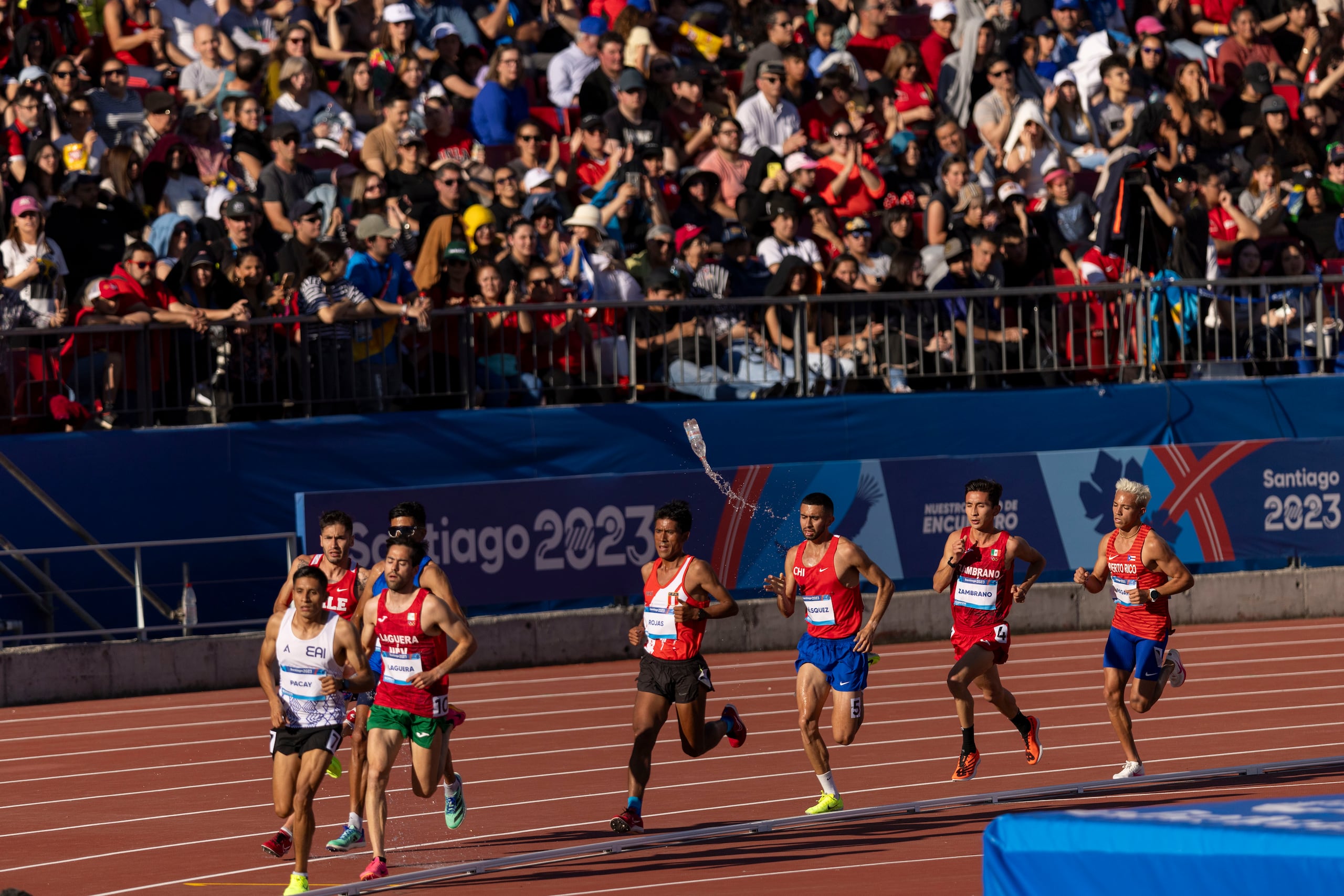 Héctor Alberto Pagán (a la extrema derecha) finalizó en la quinta posicion con tiempo de 29:29.22.