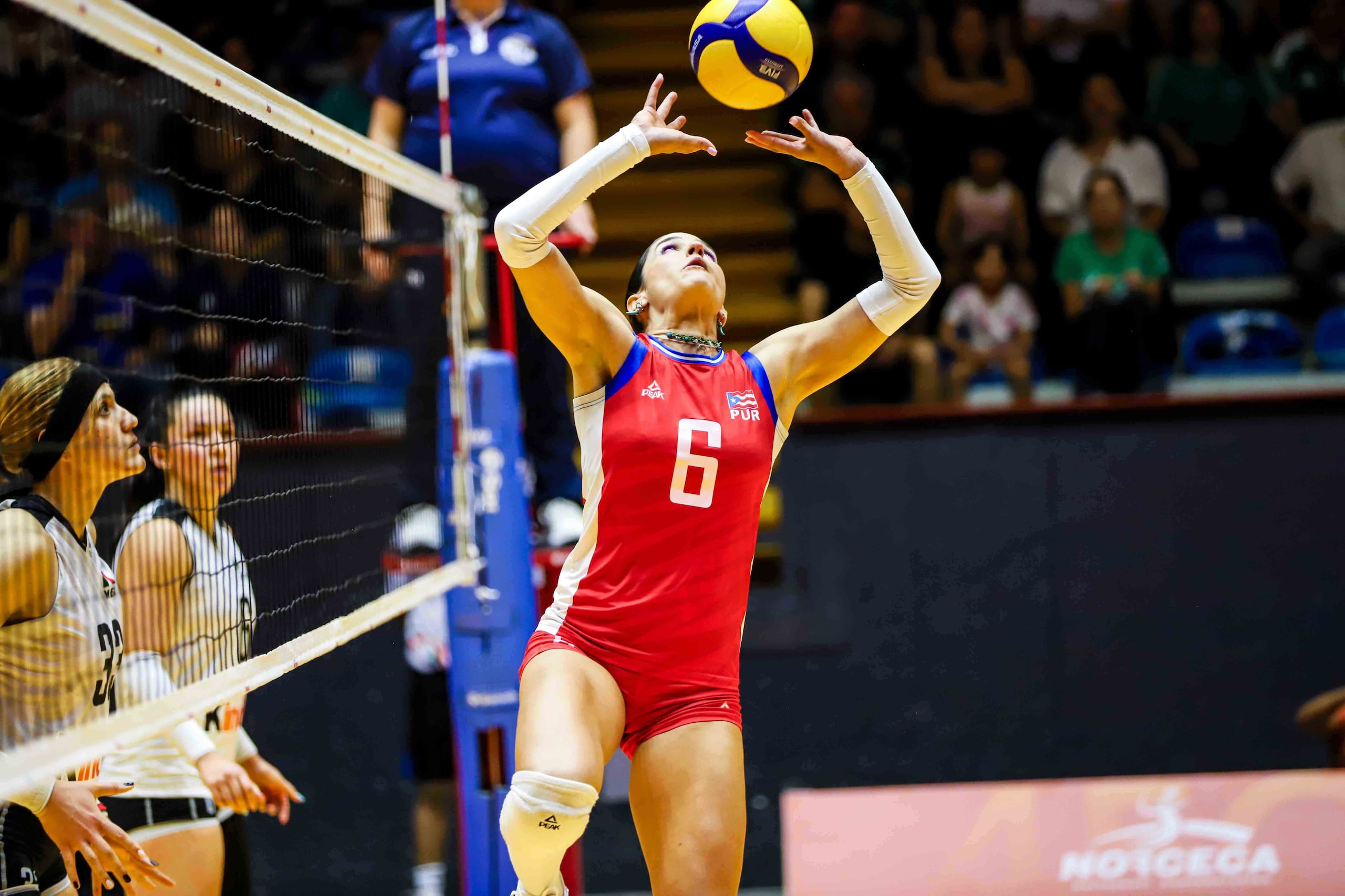 Jennifer Nogueras busca realizar un acomodo durante el partidos por la cuarta posición de la Copa Panamericana de Voleibol del 2026. (Norceca)