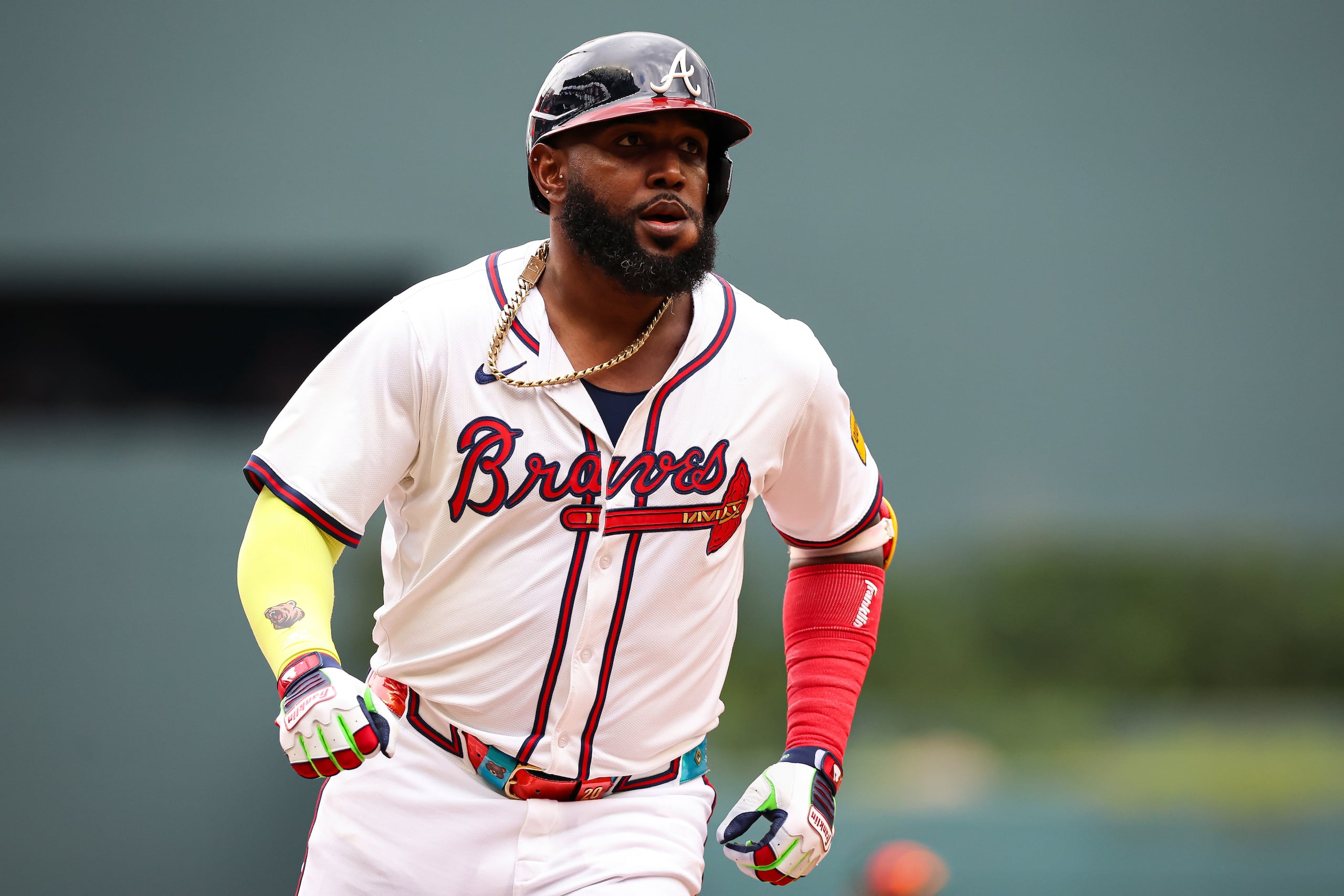 El dominicano de los Bravos de Atlanta Marcell Ozuna recorre las bases tras su jonrón de tres carreras en la séptima entrada ante los Marlins de Miami el domingo 10 de agosto del 2025. (AP Foto/Colin Hubbard)