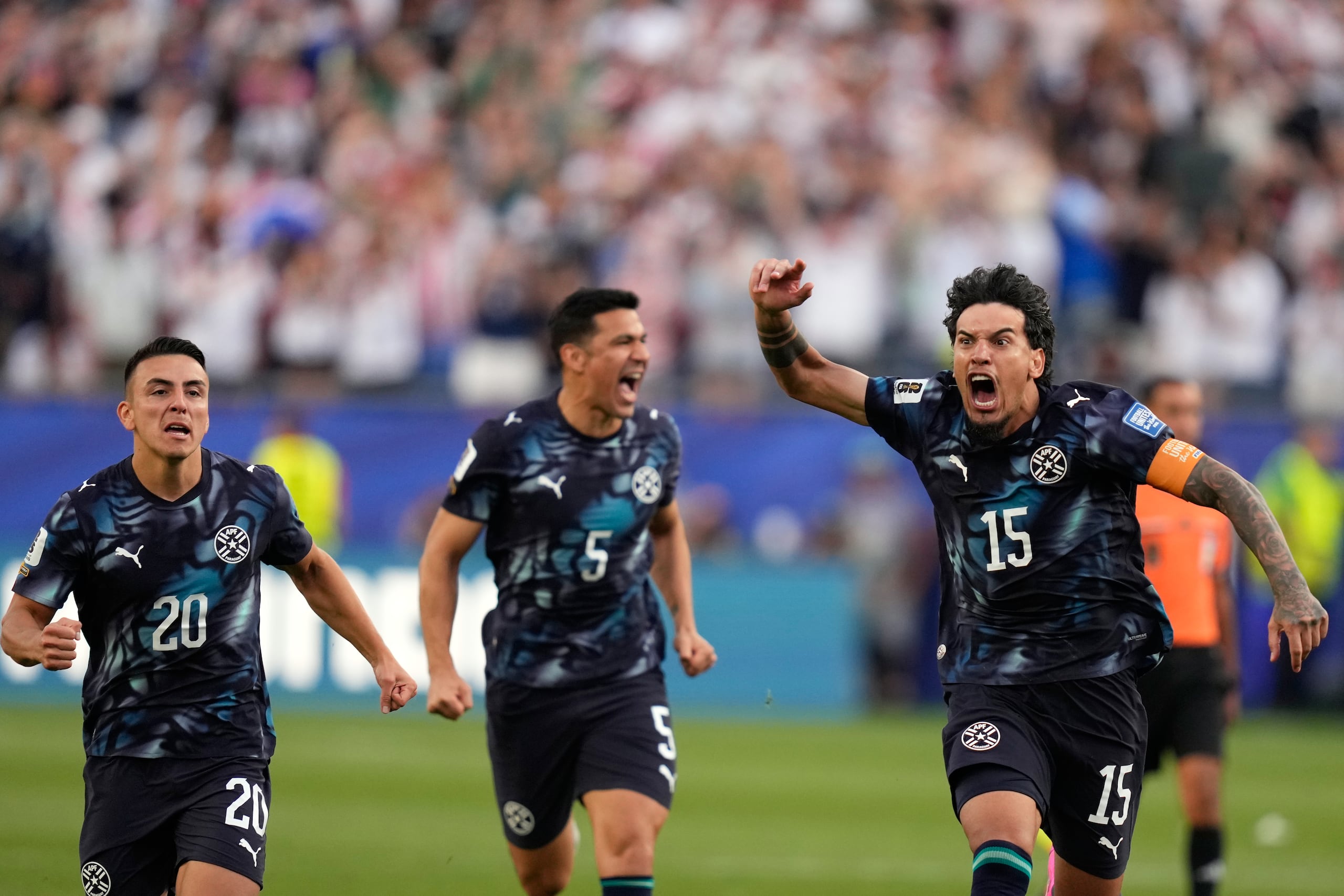 Los paraguayos Gustavo Gómez,, Fabián Balbuena y Braian Ojeda celebran después de eliminar a Alemania del Mundial.
