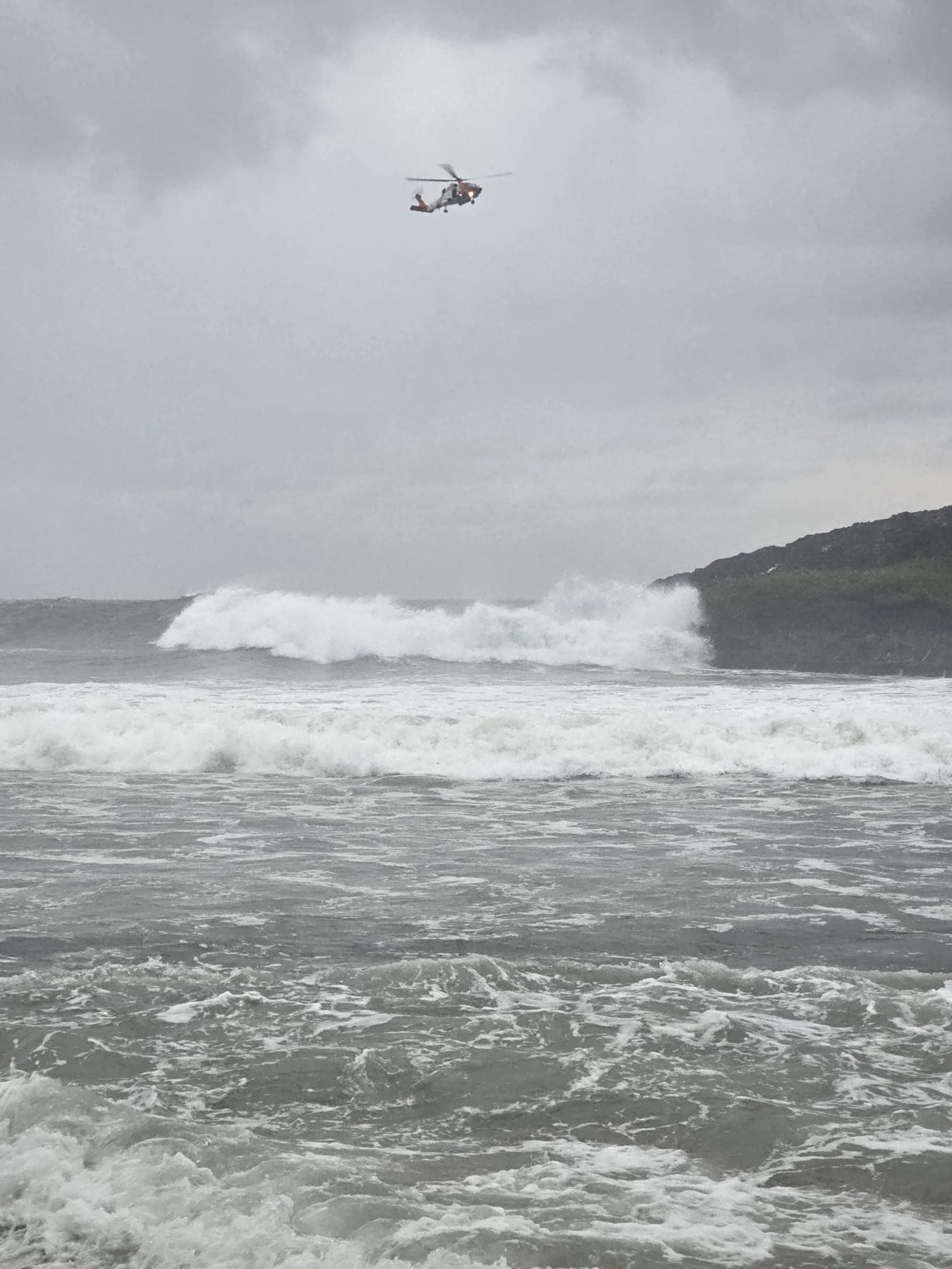 La búsqueda de dos personas que fueron arrastradas por una ola en la Cueva del Indio, en el barrio Islote de Arecibo, se reanudó a pesar de las condiciones del tiempo.