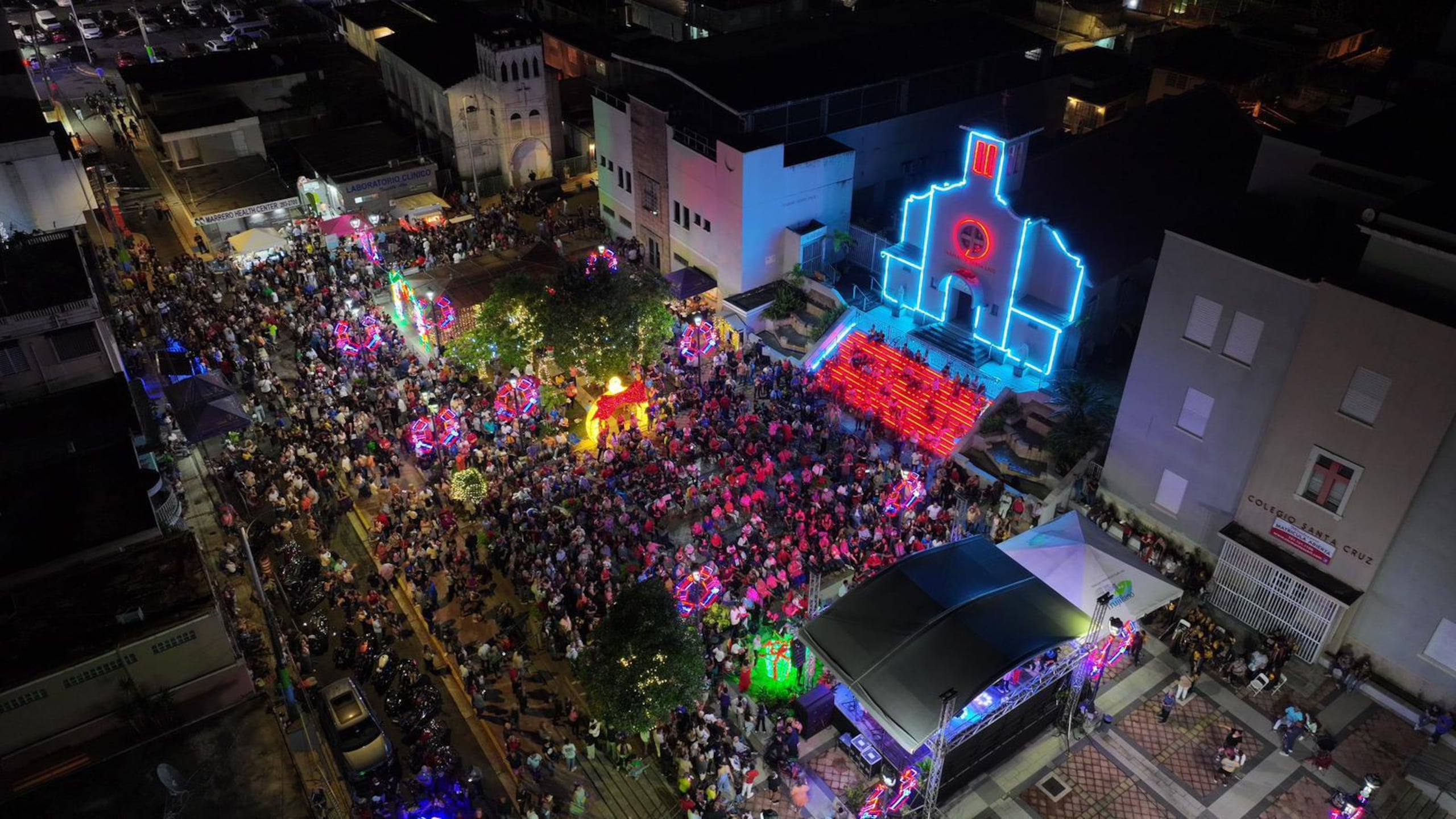 Tan pronto como el 31 de octubre, brigadas de empleados municipales se lanzaron a las calles para comenzar con la decoración, cuyo costofue estimado en unos $37 mil.