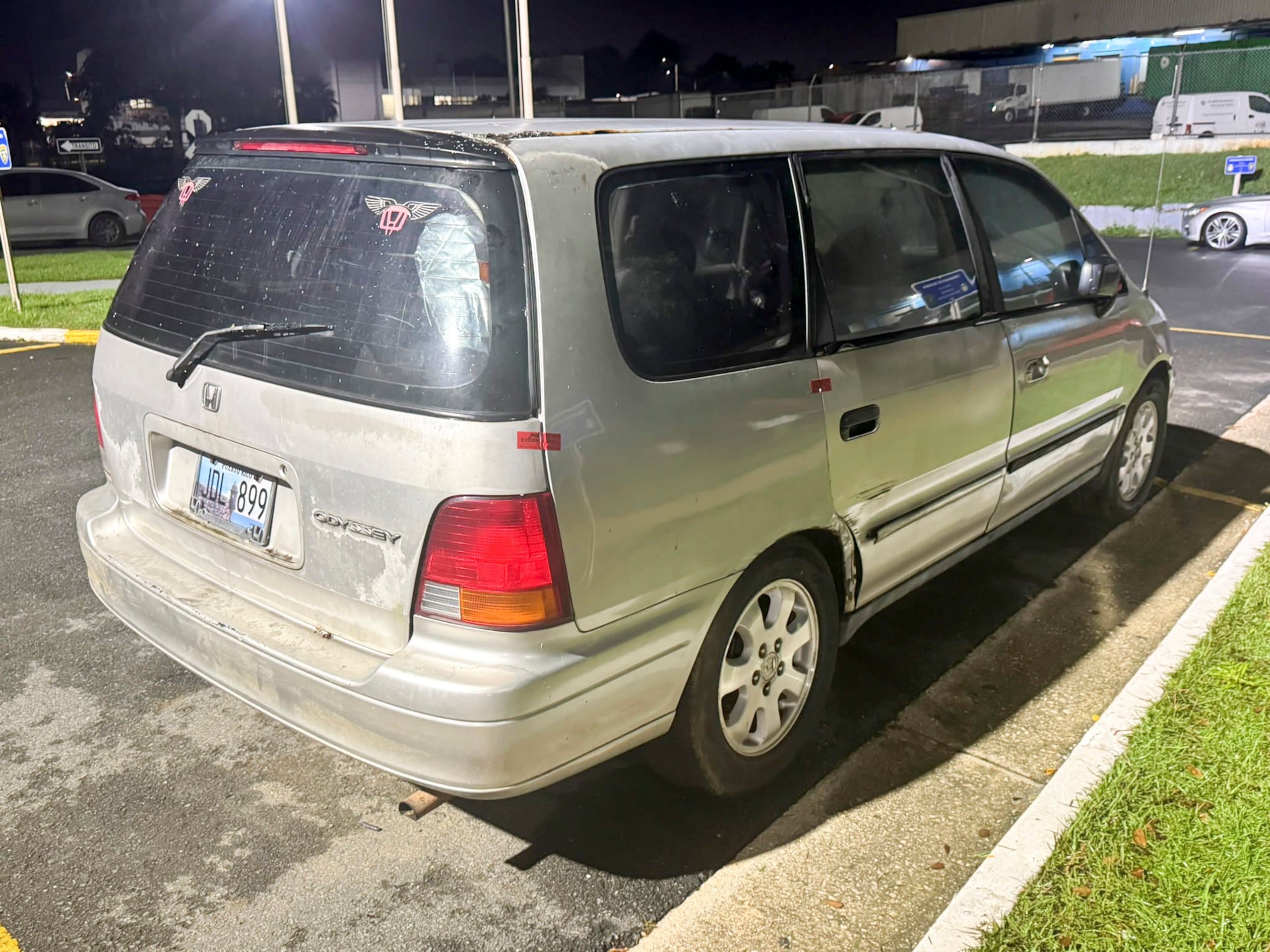 Guagua marca Honda Odyssey LX, color crema y del año 1996, estacionada frente al edificio seis, donde se guardaba armas, cargadores, municiones y marihuana.