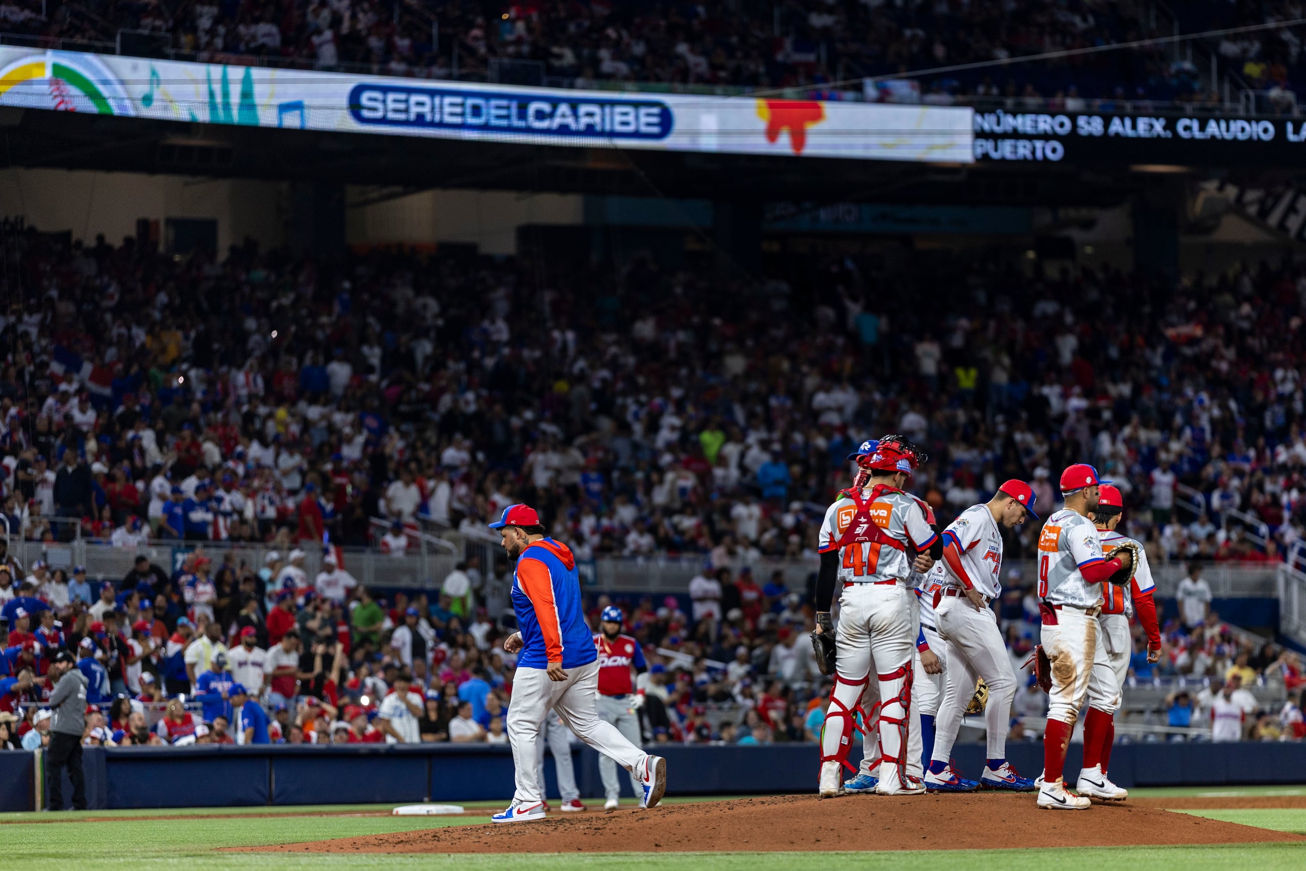 Yadier Molina luego de una de sus visitas al montículo durante el juego entre Puerto Rico y República Dominicana en la Serie del Caribe.
