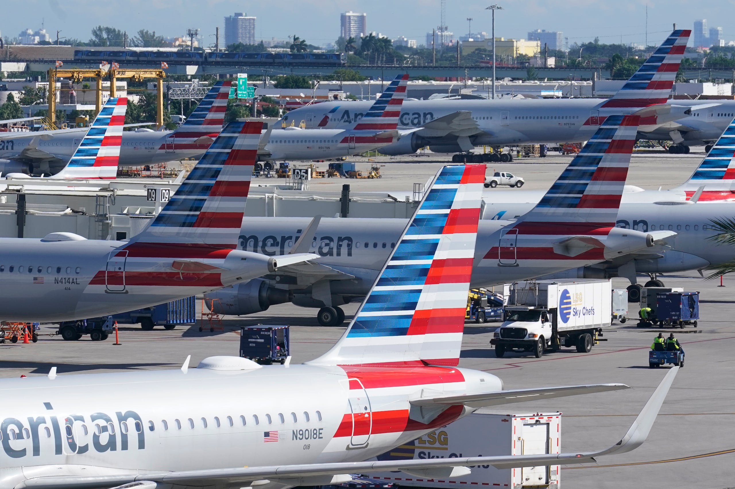 Aviones de American Airlines estacionados en las puertas del Aeropuerto Internacional de Miami, el 23 de noviembre de 2021, en Miami.