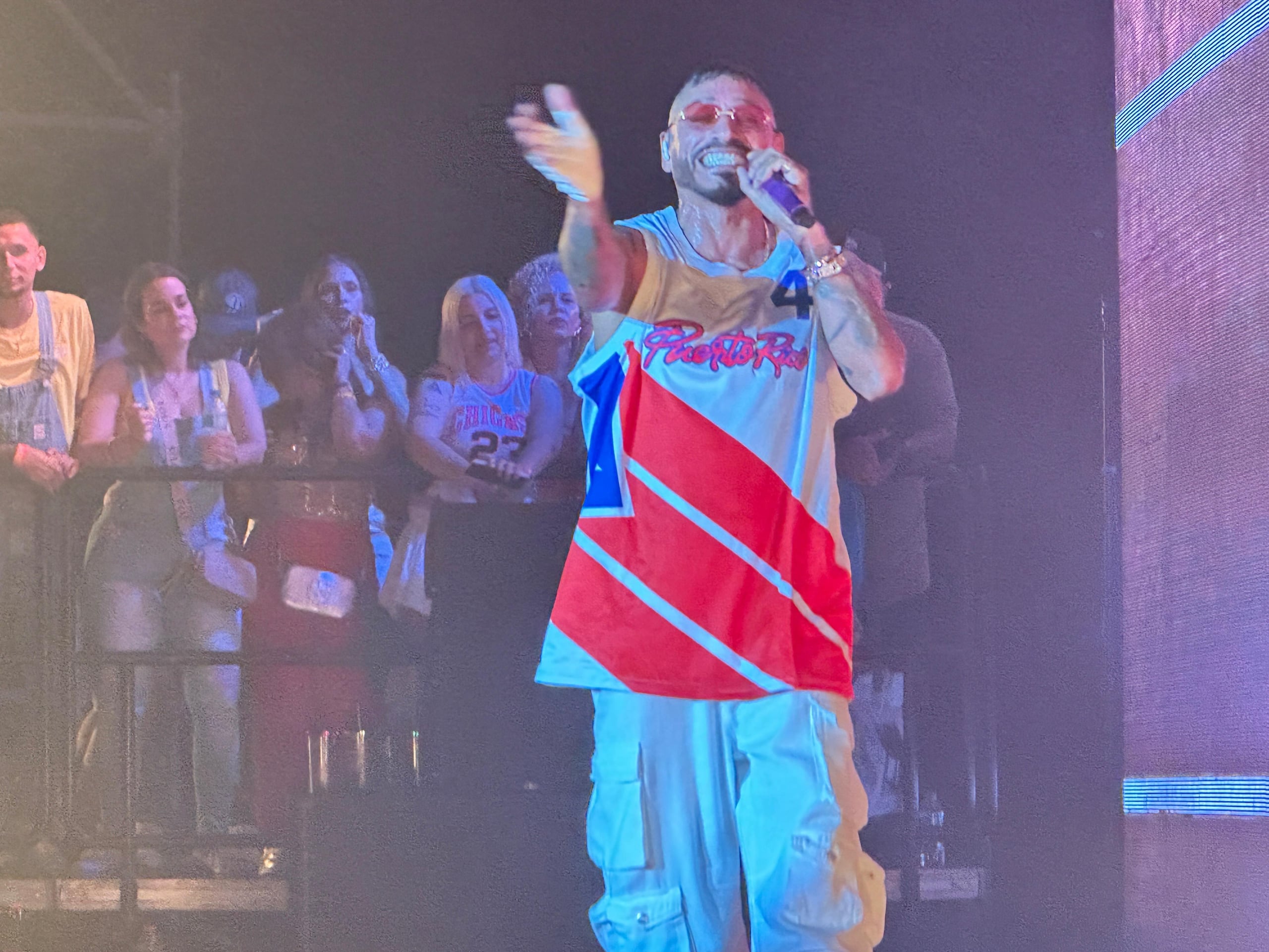 “Gracias por acompañarme en estos años de joda”, fue el mensaje de agradecimiento de un emocionado Ismael Flores al publicó que se dio cita en el Anfiteatro Tito Puente