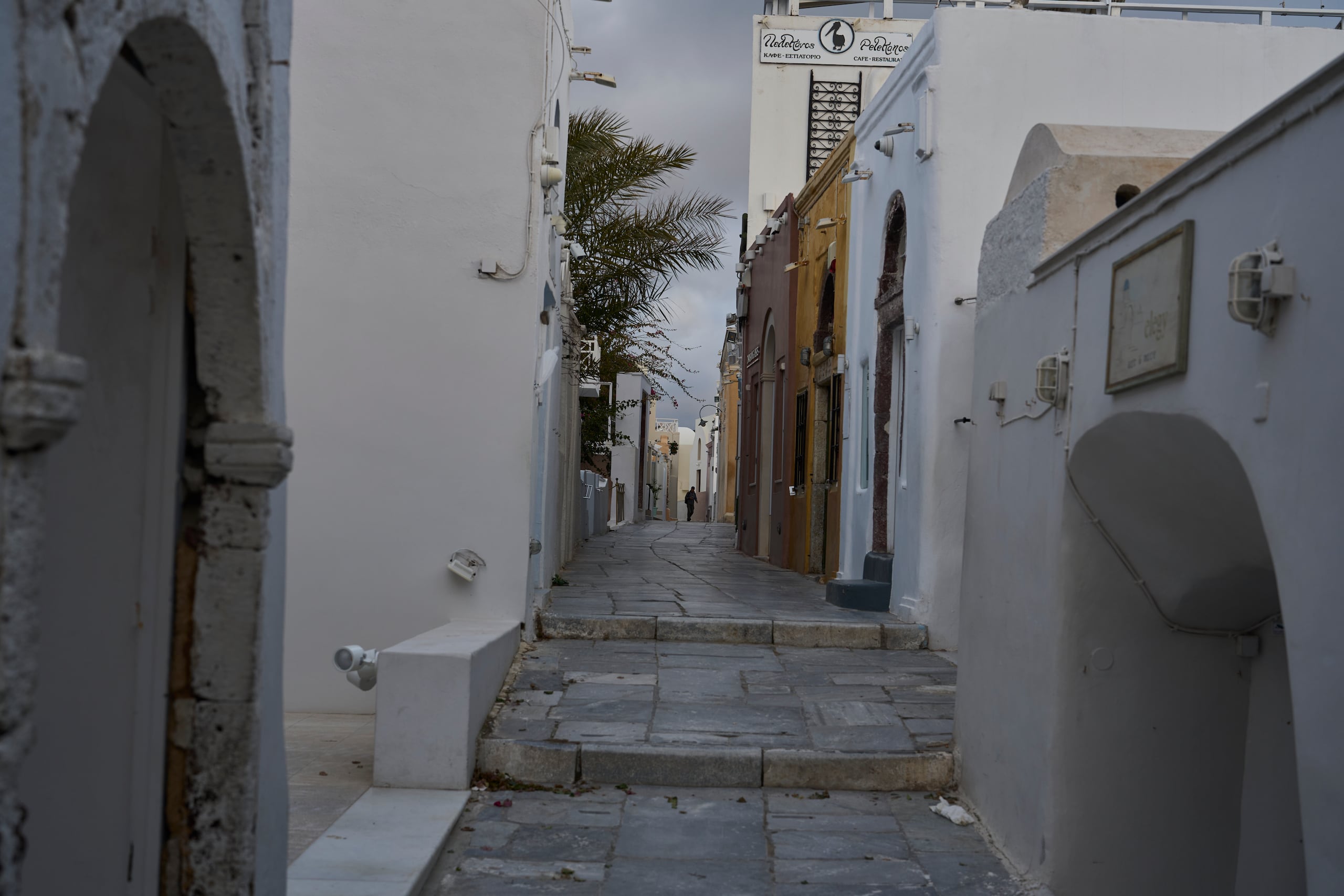 Un hombre camina por una calle vacía en la localidad de Oia, en la isla griega de Santorini afectada por el terremoto, el 4 de febrero de 2025.