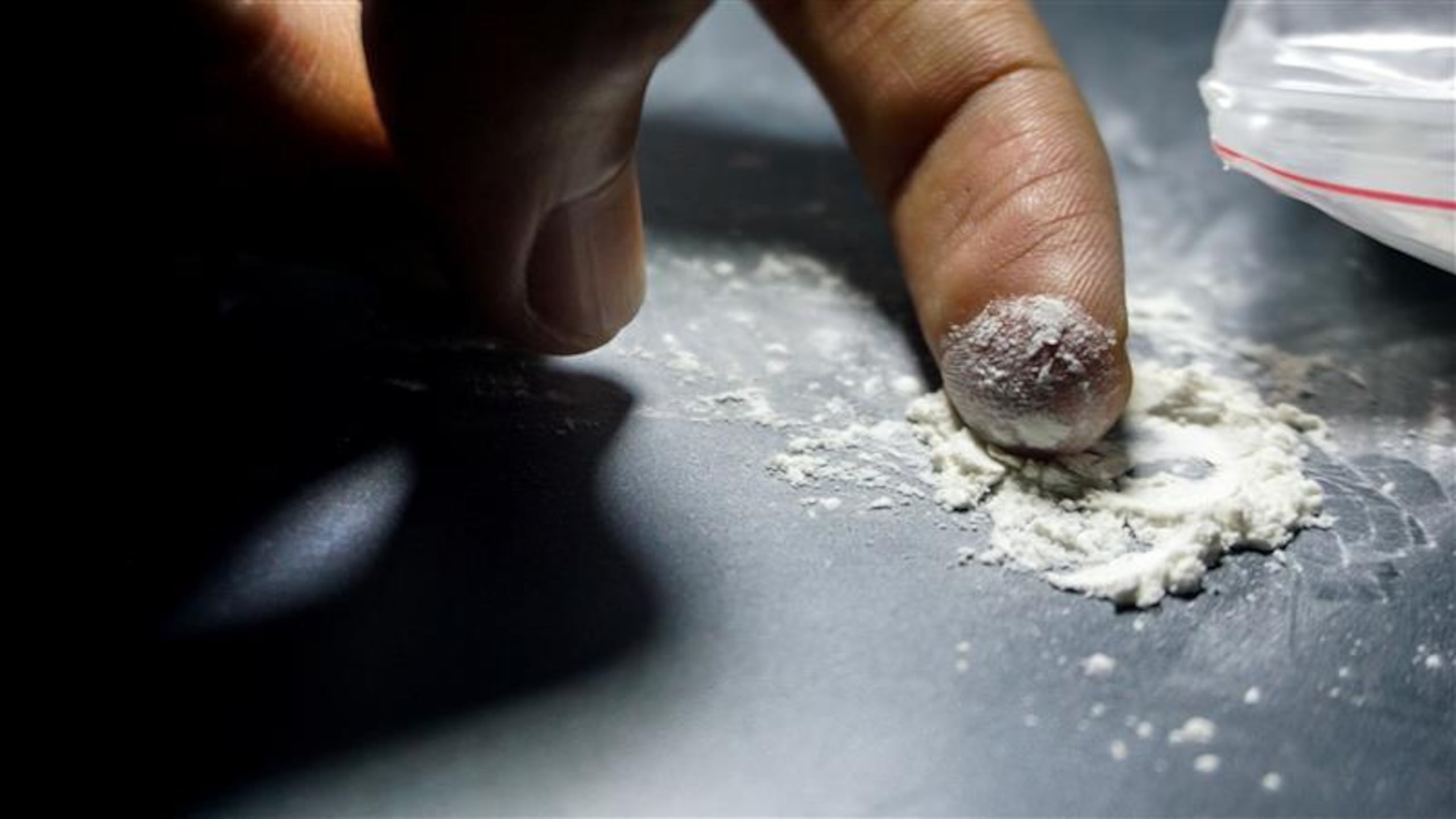 Con solo tocar la droga sin la debida protección, puede causar la muerte.