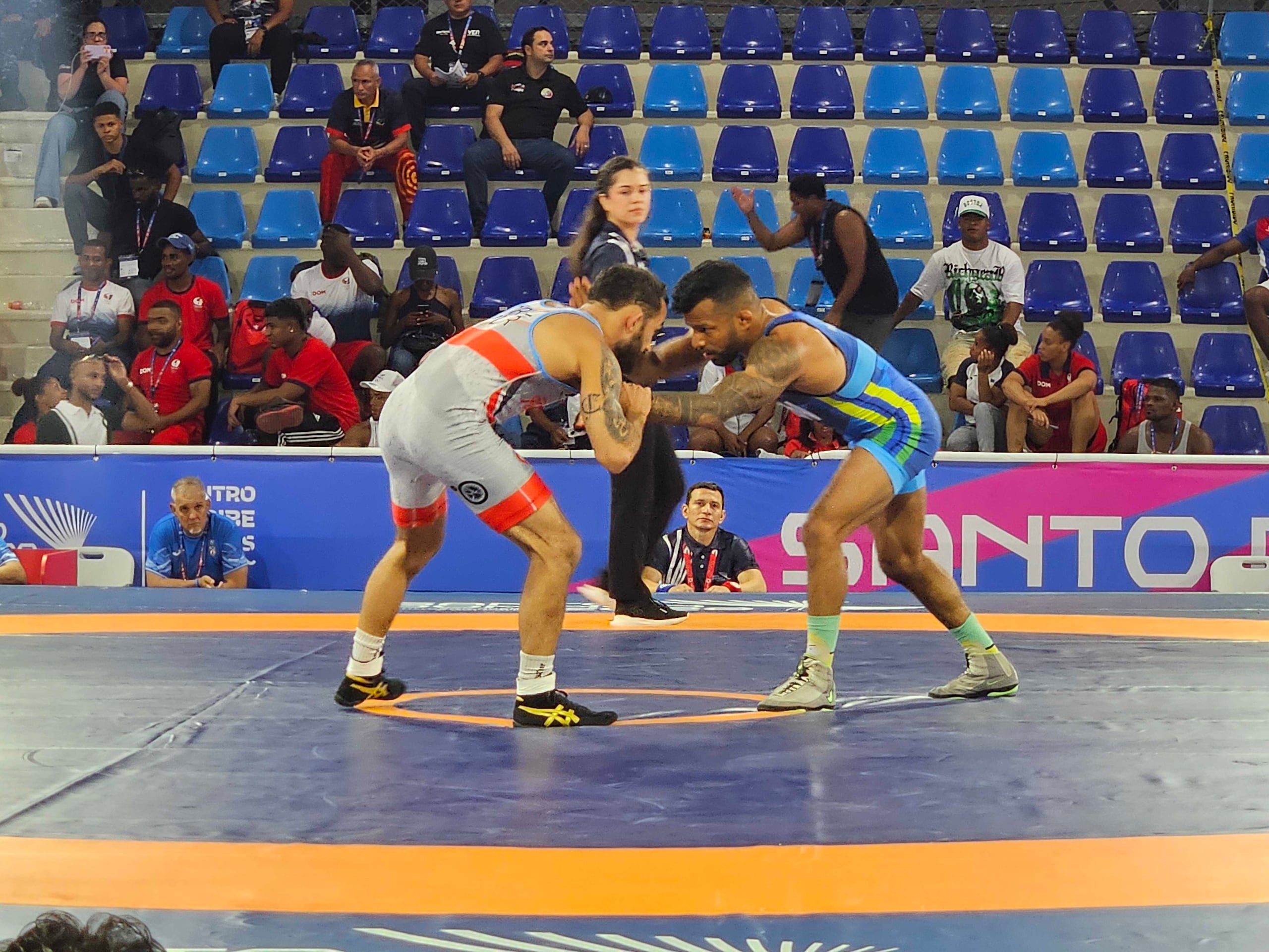 Darian Cruz, en uniforme gris, disputará el oro en los 57 kilogramos a las 6:07 p.m. En la foto, aparece en su combate ante el venezolano Pedro Mejías en la semifinal de los 57 kilogramos.