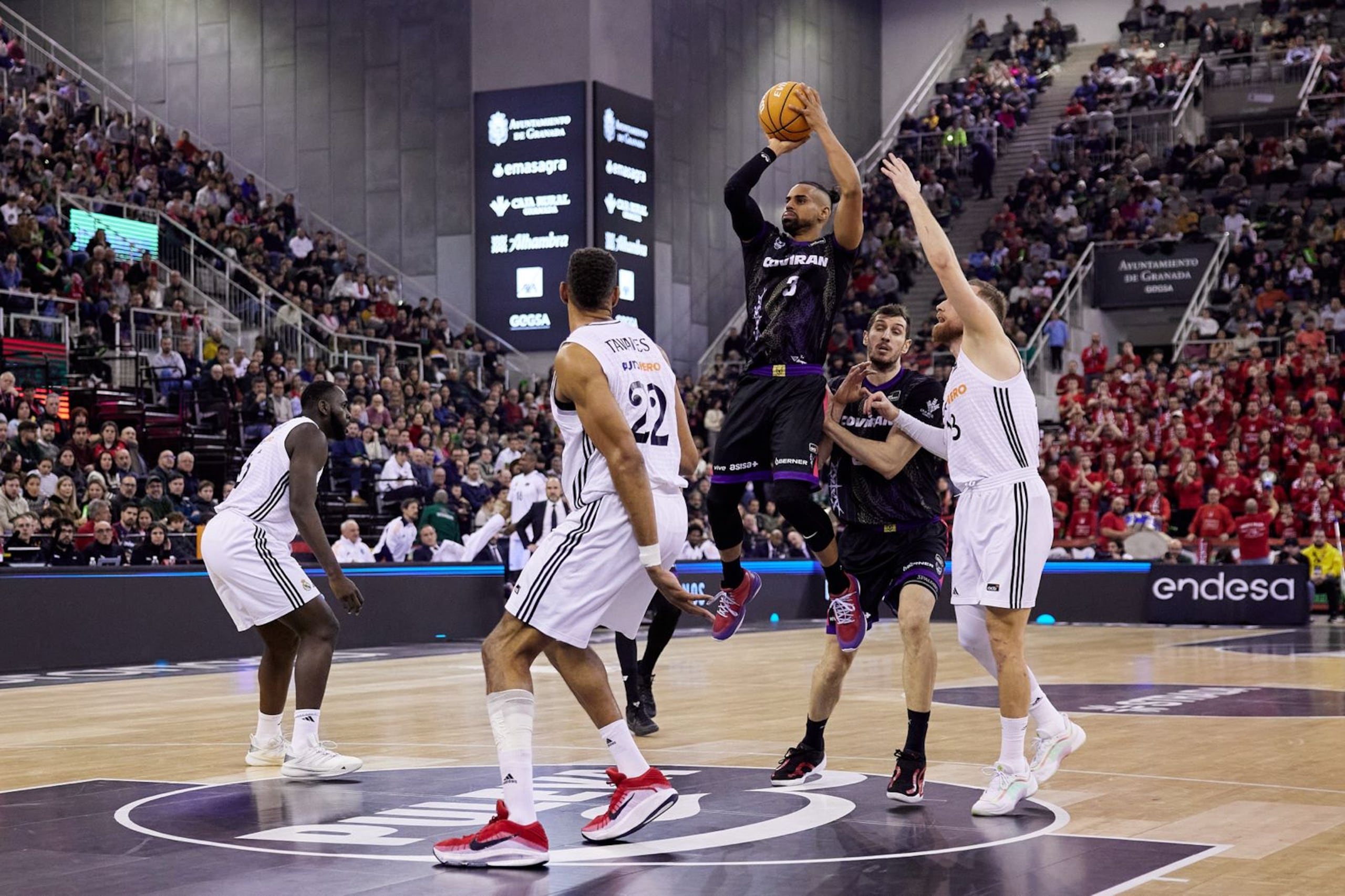 Gian Clavell, aquí en una imagen con el uniforme del Granada en la Liga ACB de España.