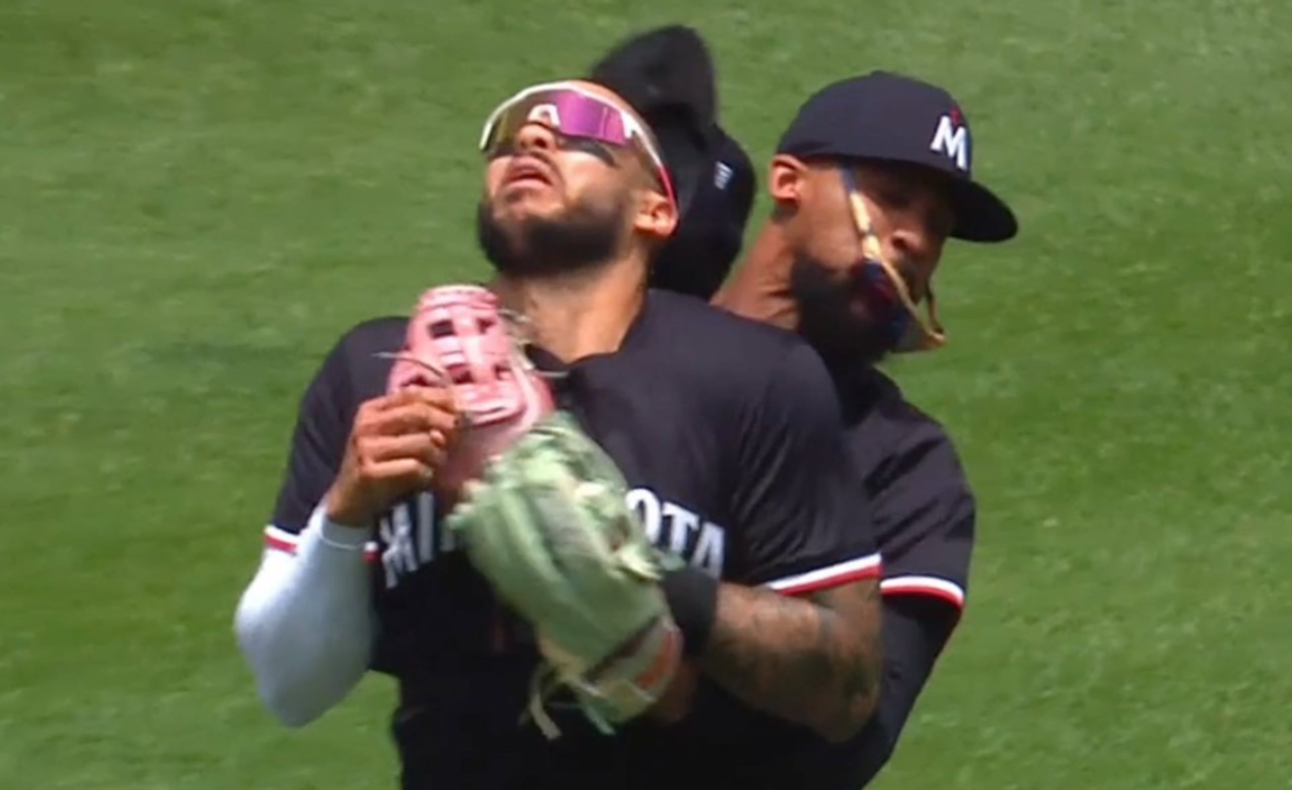 Carlos Correa choca con Byron Buxton.