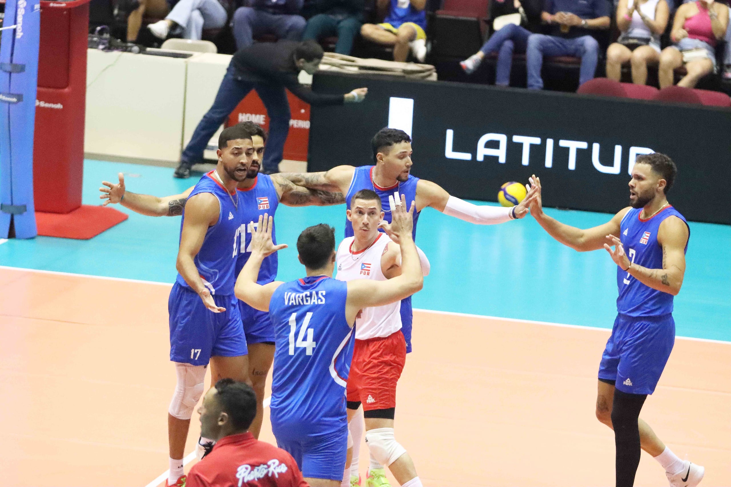 Puerto Rico celebra una jugada durante el partido contra México.
