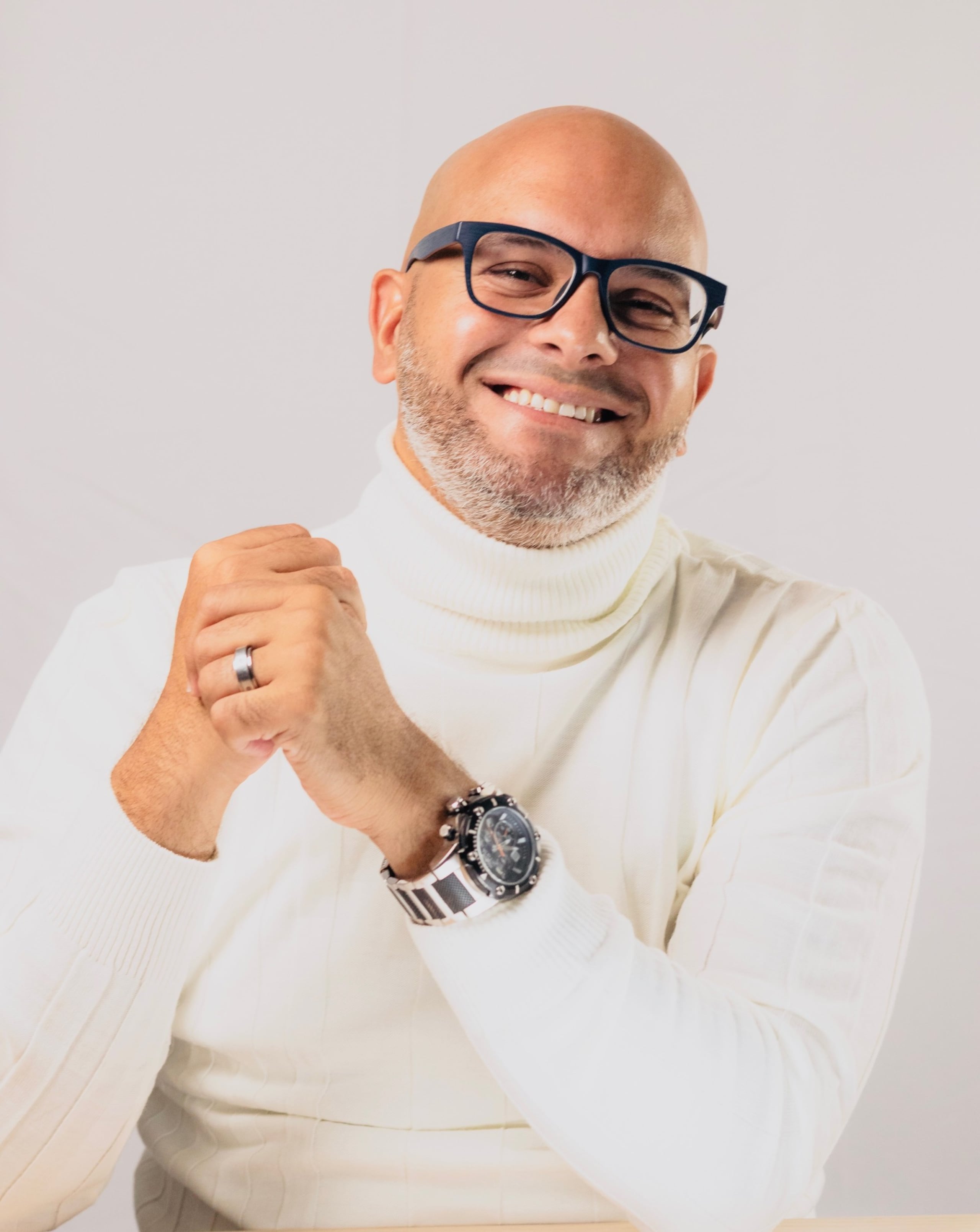 Durante la velada, Alex Castro cantará en vivo con su orquesta.