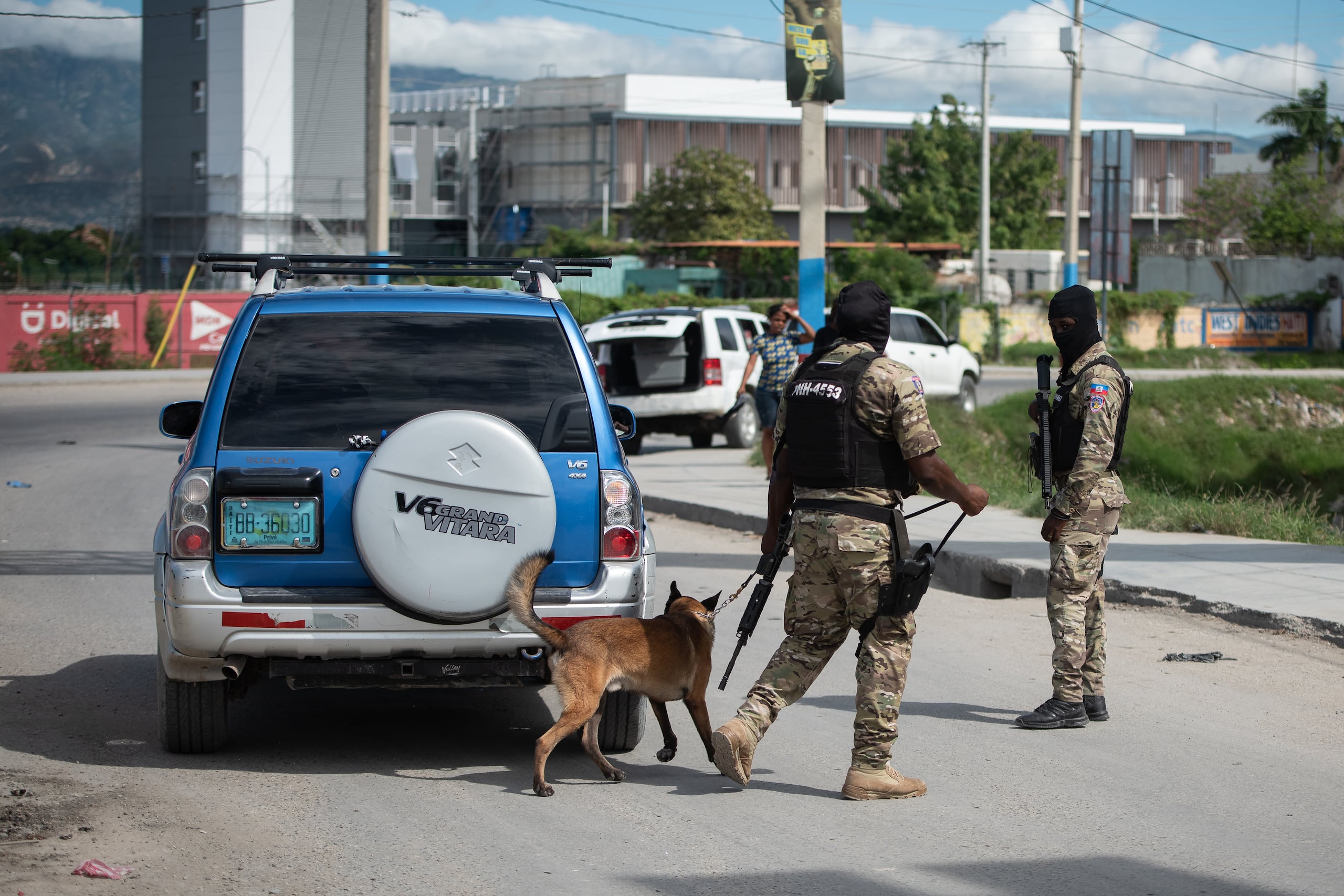 Los operativos se producen una semana después de que bandas armadas de la coalición Vivre Ensemble (Vivir Juntos), liderada por el expolicía Jimmy Cherizier, alias 'Barbecue', anunciaran días de terror en el área metropolitana de Puerto Príncipe.
