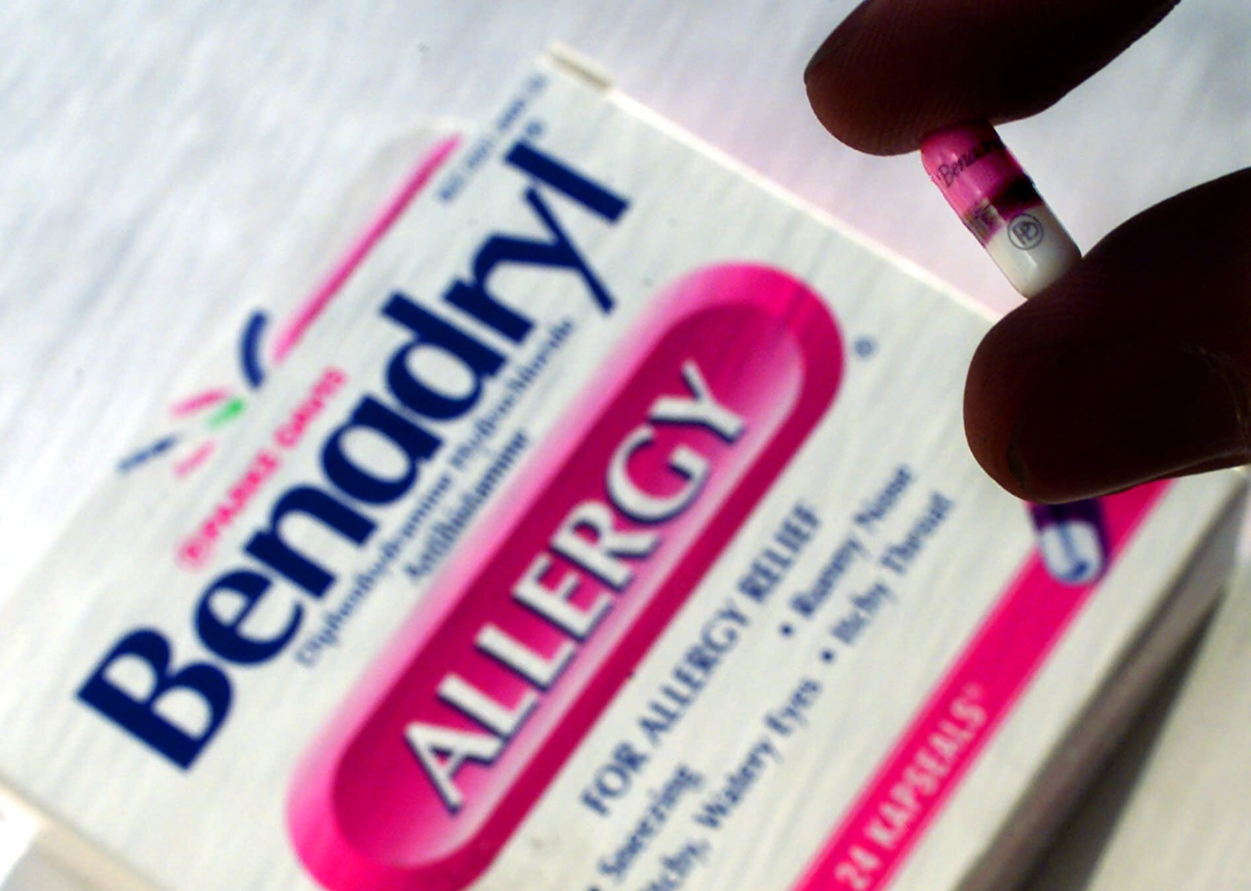Tomar más Benadryl de lo recomendado puede causar problemas graves al corazón, convulsiones, coma e incluso la muerte, advierte la FDA.