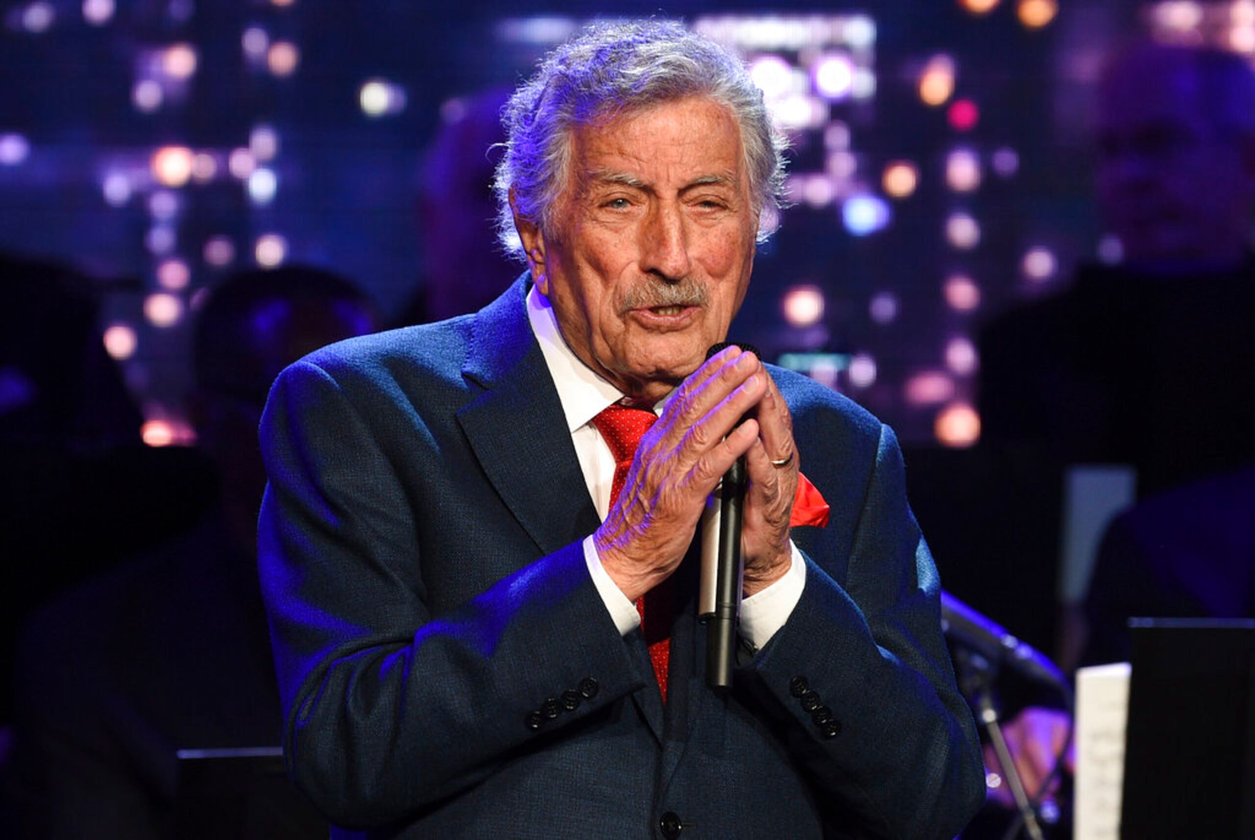 Tony Bennett cantando en la ceremonia inaugural del Museo de la Estatua de la Libertad en Nueva York, el 15 de mayo de 2019.