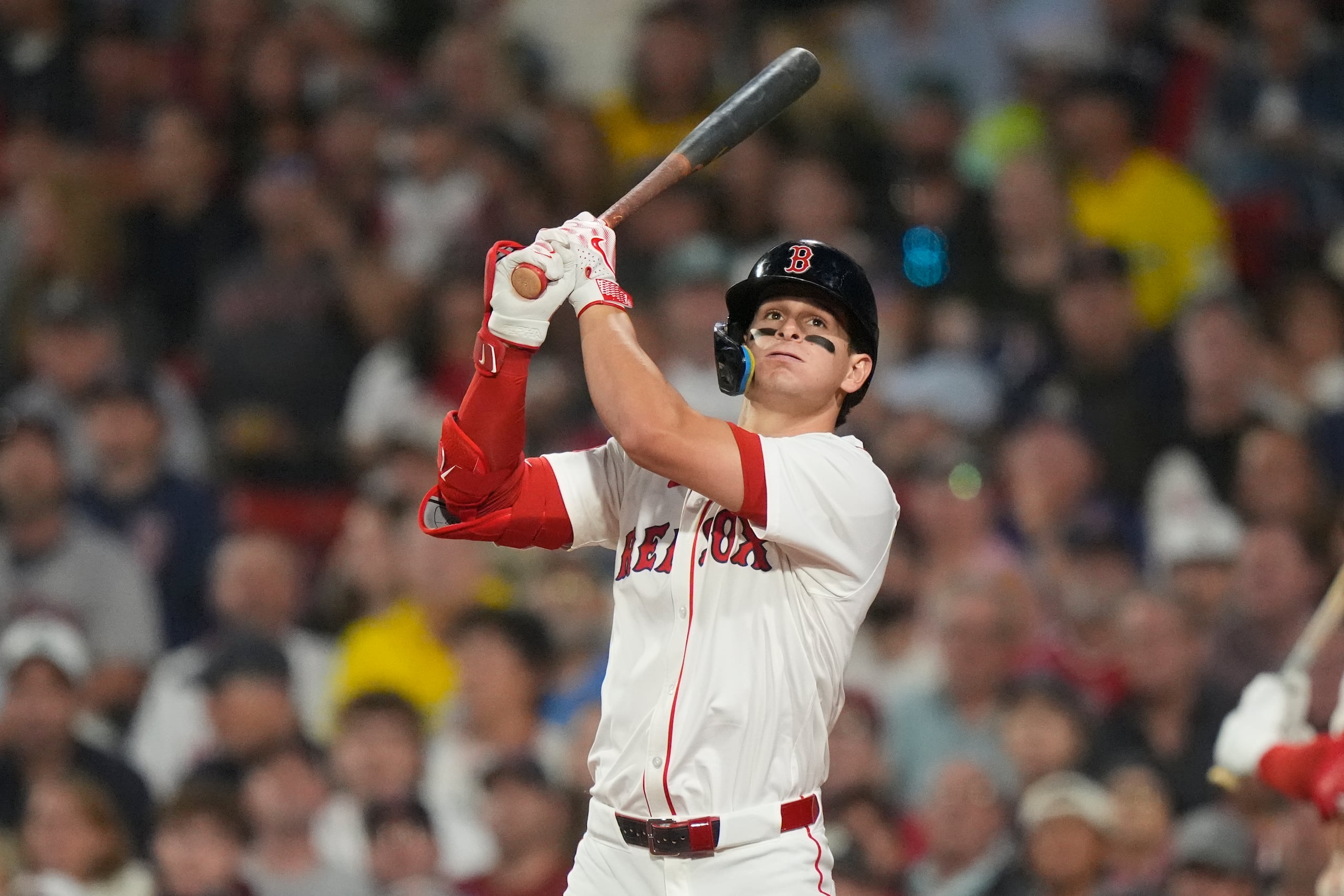 Roman Anthony, de los Medias Rojas de Boston, observa una pelota bateada de foul en el duelo del miércoles 6 de agosto de 2025, ante los Reales de Kansas City (AP Foto/Robert F. Bukaty)