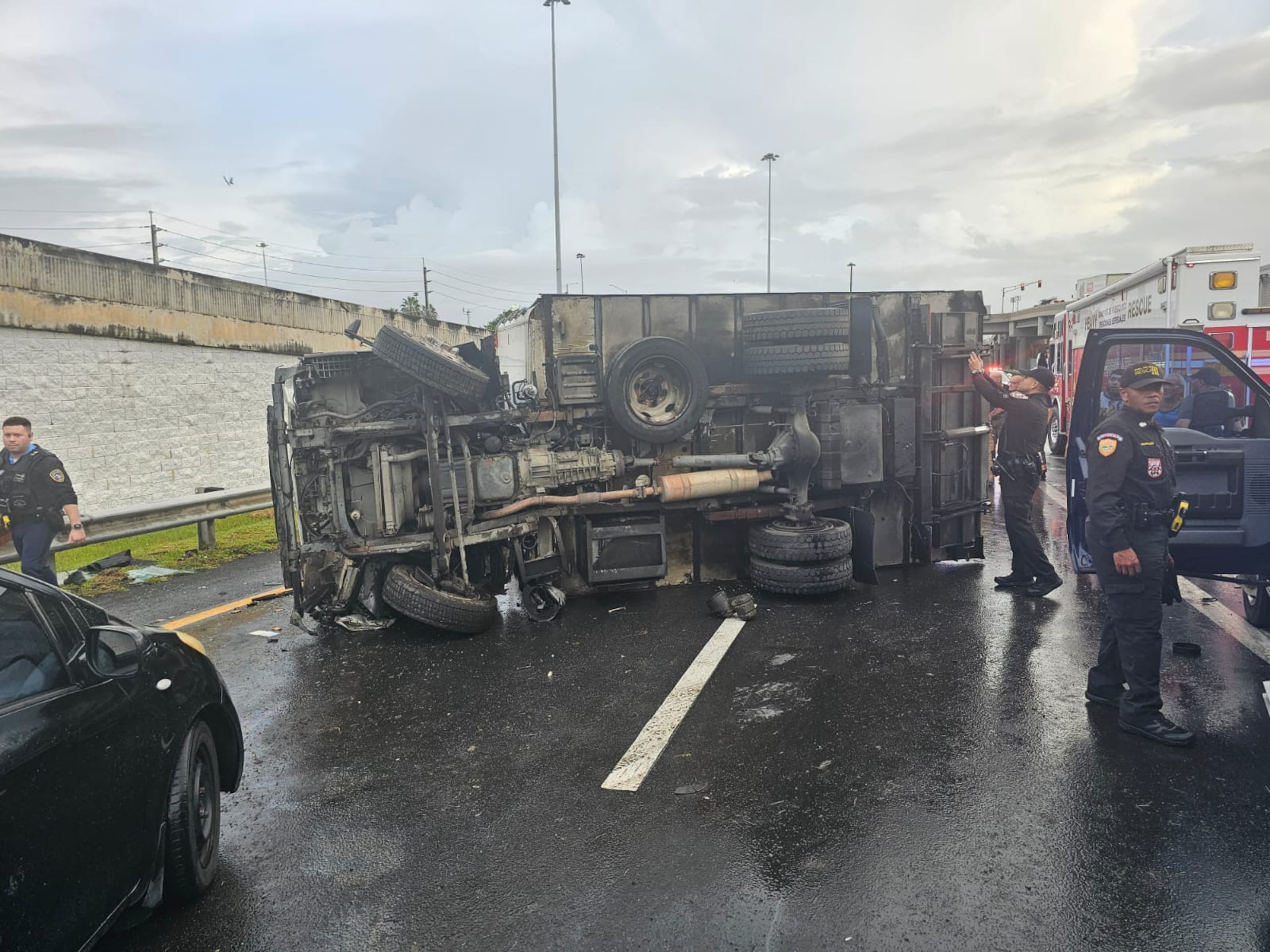 Un camión volcado en la PR-22 tuvo un saldo de un pasajero muerto, informó la Policía.
