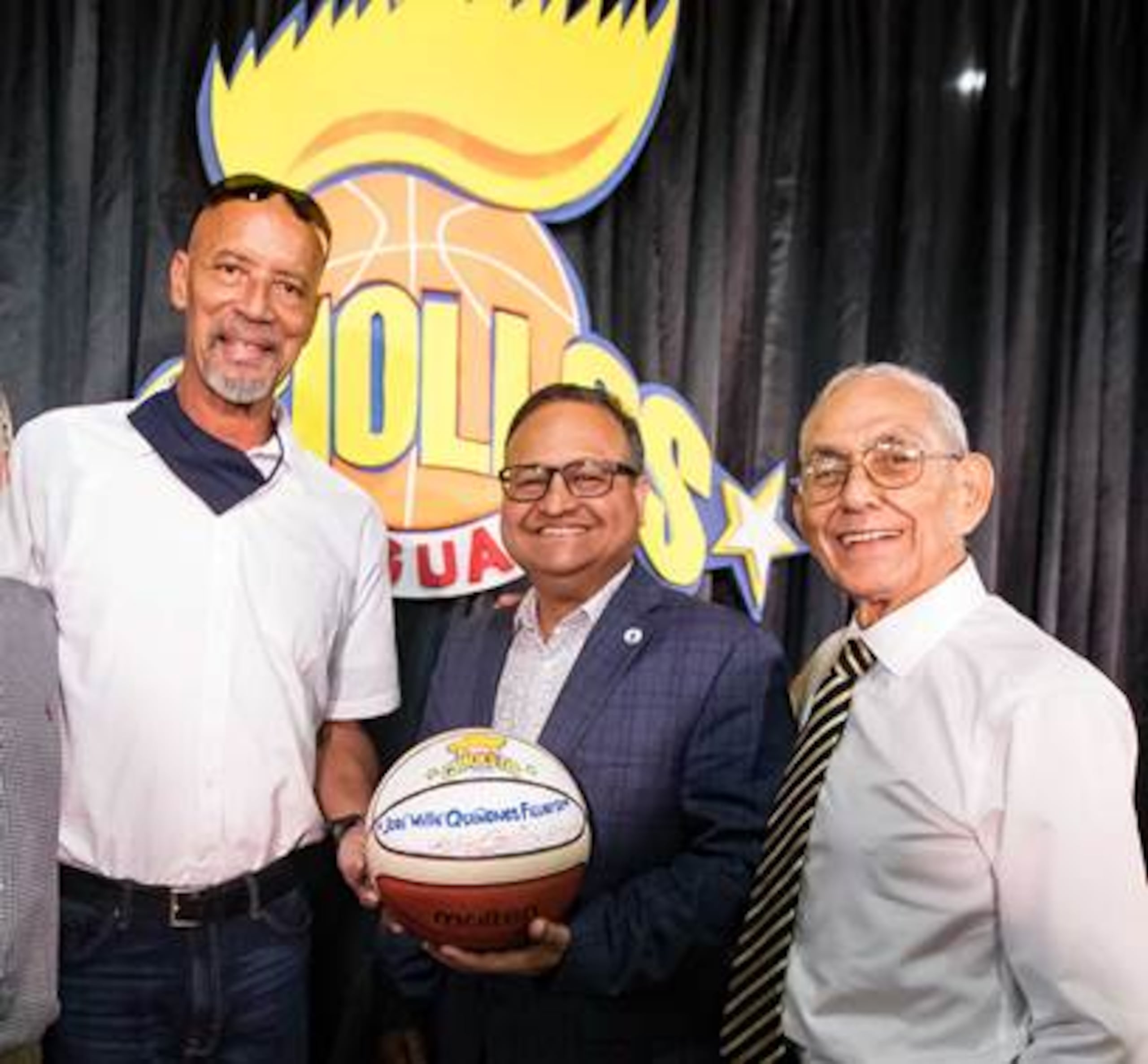 El exjugador Willie Quiñones aparece aquí, en una foto de hace unos años, junto al alcalde William Miranda Torres y el Dr. Héctor Gregorio "Tato" Dávila, quien posteriormente falleció en el 2024.