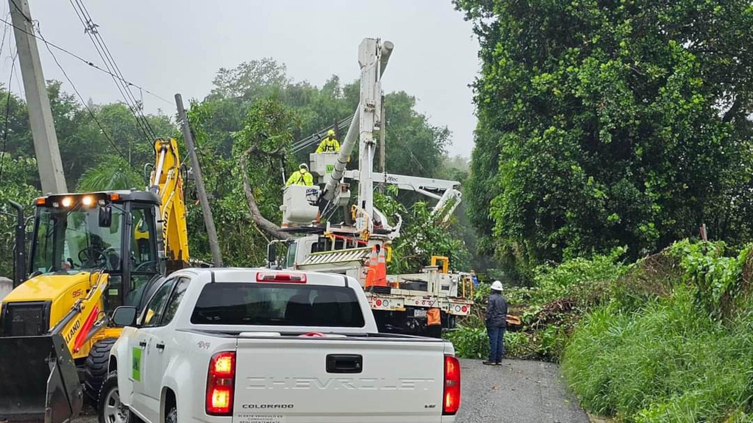 Personal de LUMA realiza trabajos en la carretera PR-349, en Mayagüez, que quedó interrumpida a causa de los daños que se registraron en el área por el paso de la tormenta Ernesto. Foto tomada del Facebook del alcalde Jorge Ramos.