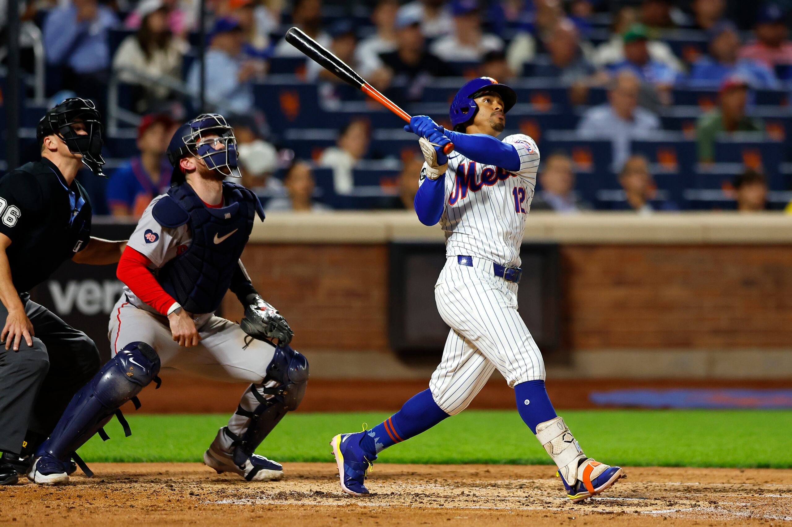 Francisco Lindor observa su cuadrangular de dos carreras frente a los Red Sox de Boston.