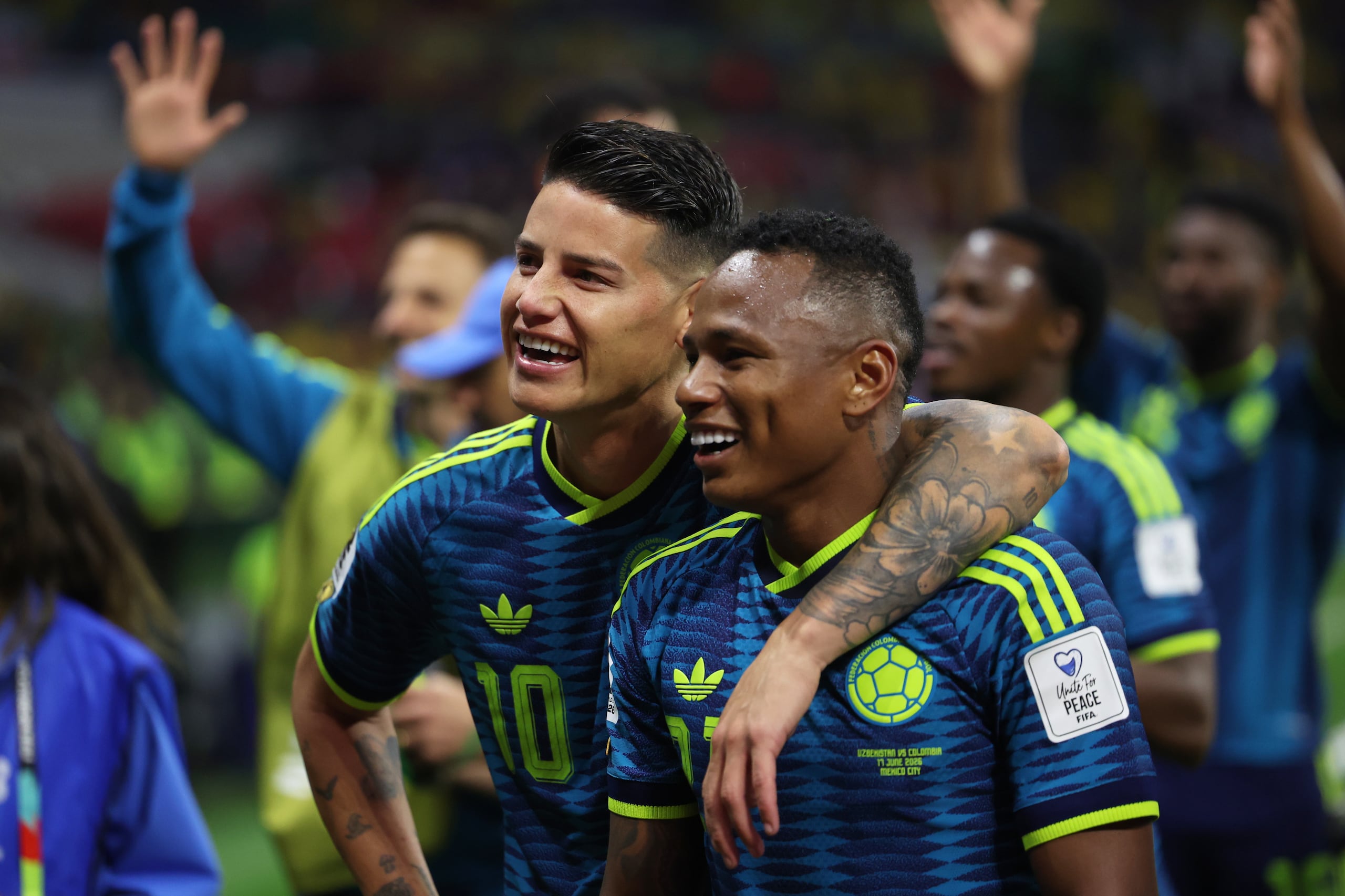 James Rodríguez, a la izquierda, y Jaminton Campaz celebran la victoria de Colombia ante Uzbekistán en el Mundial.