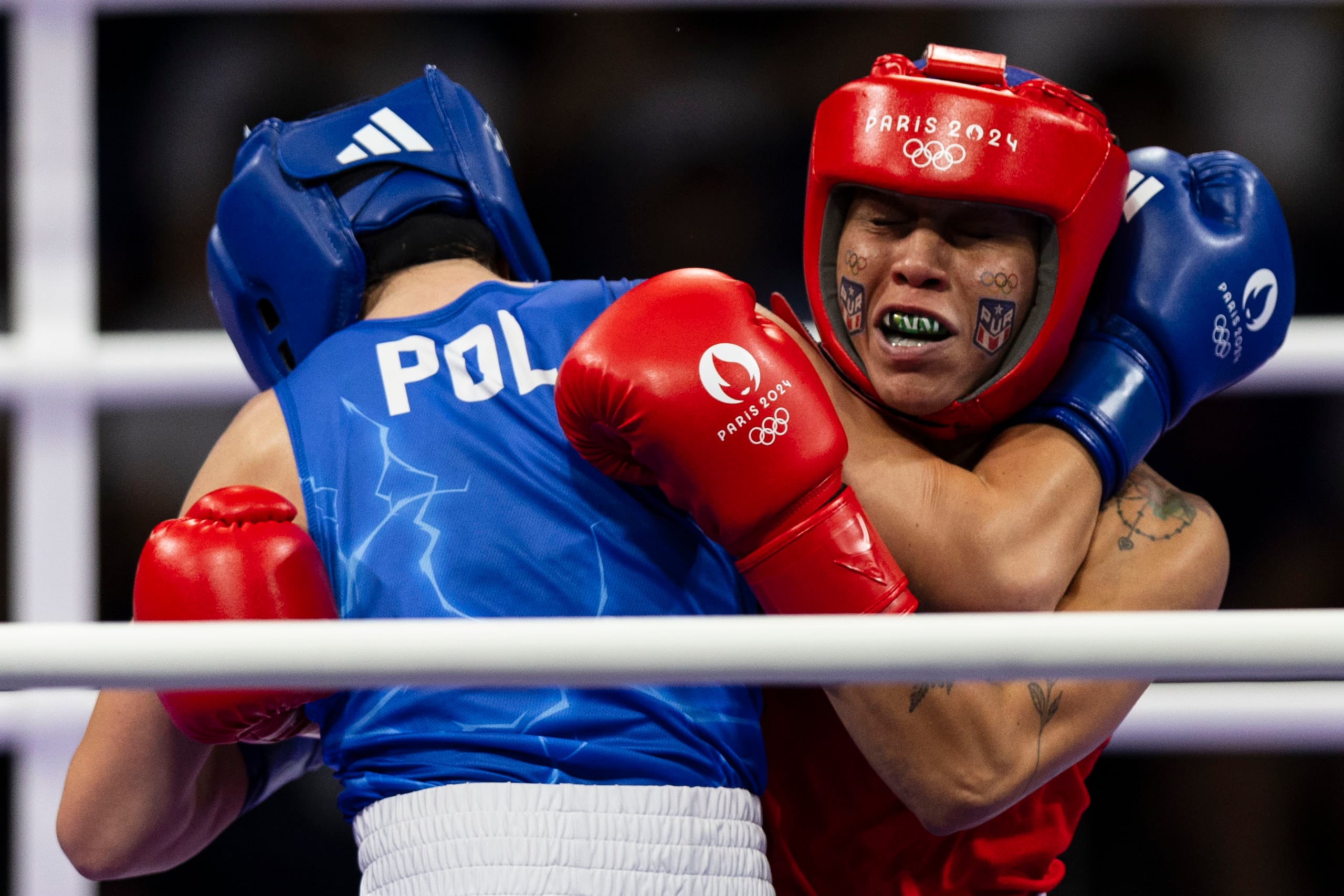 Ashleyann Lozada (rojo) fue en París 2024 la primera boxeadora boricua en competir en unos Juegos Olímpicos.