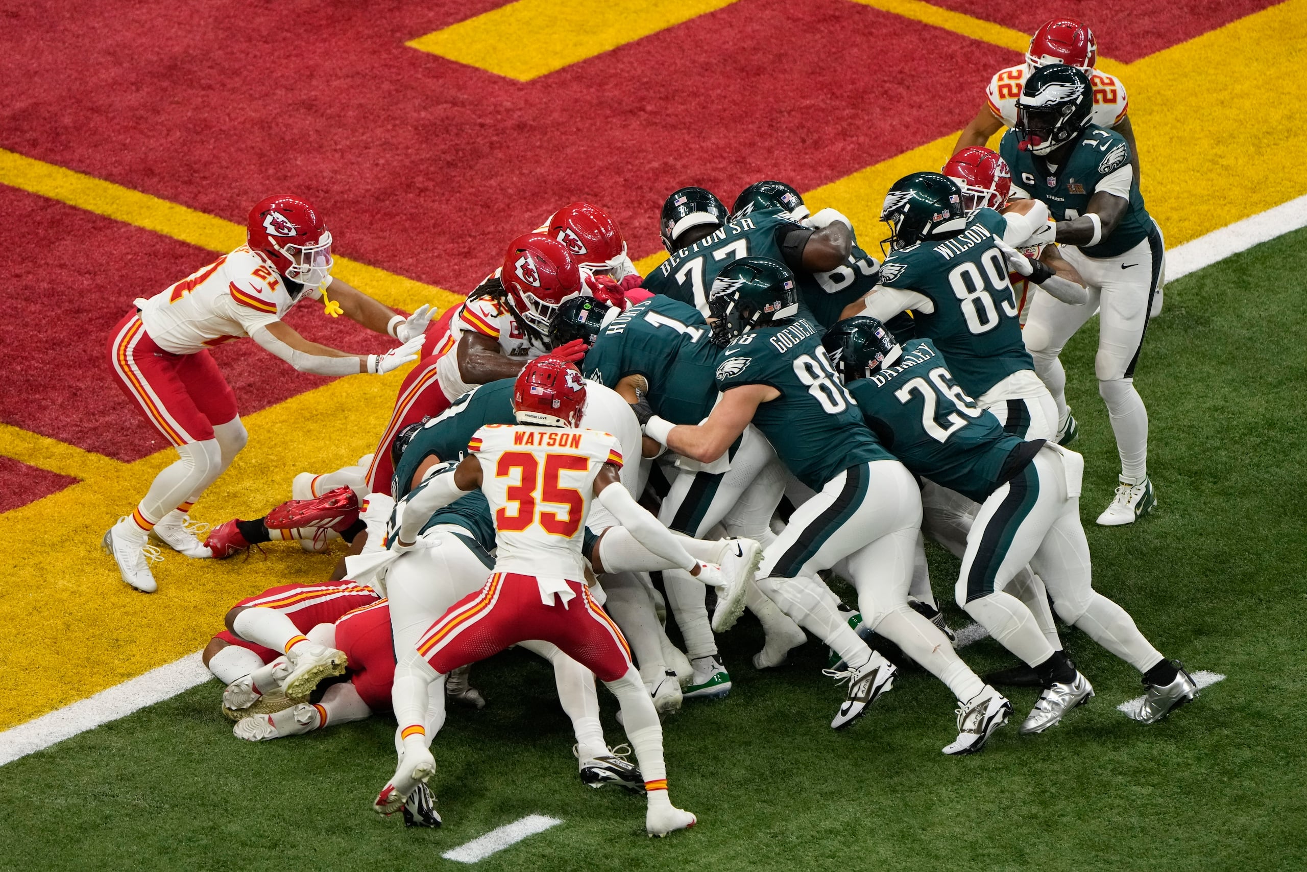 El quarterback Jalen Hurts (1) de los Eagles de Filadelfia es empujado para anotar un touchdown ante los Chiefs de Kansas City en el Super Bowl, el domingo 9 de febrero de 2025, en Nueva Orleans.