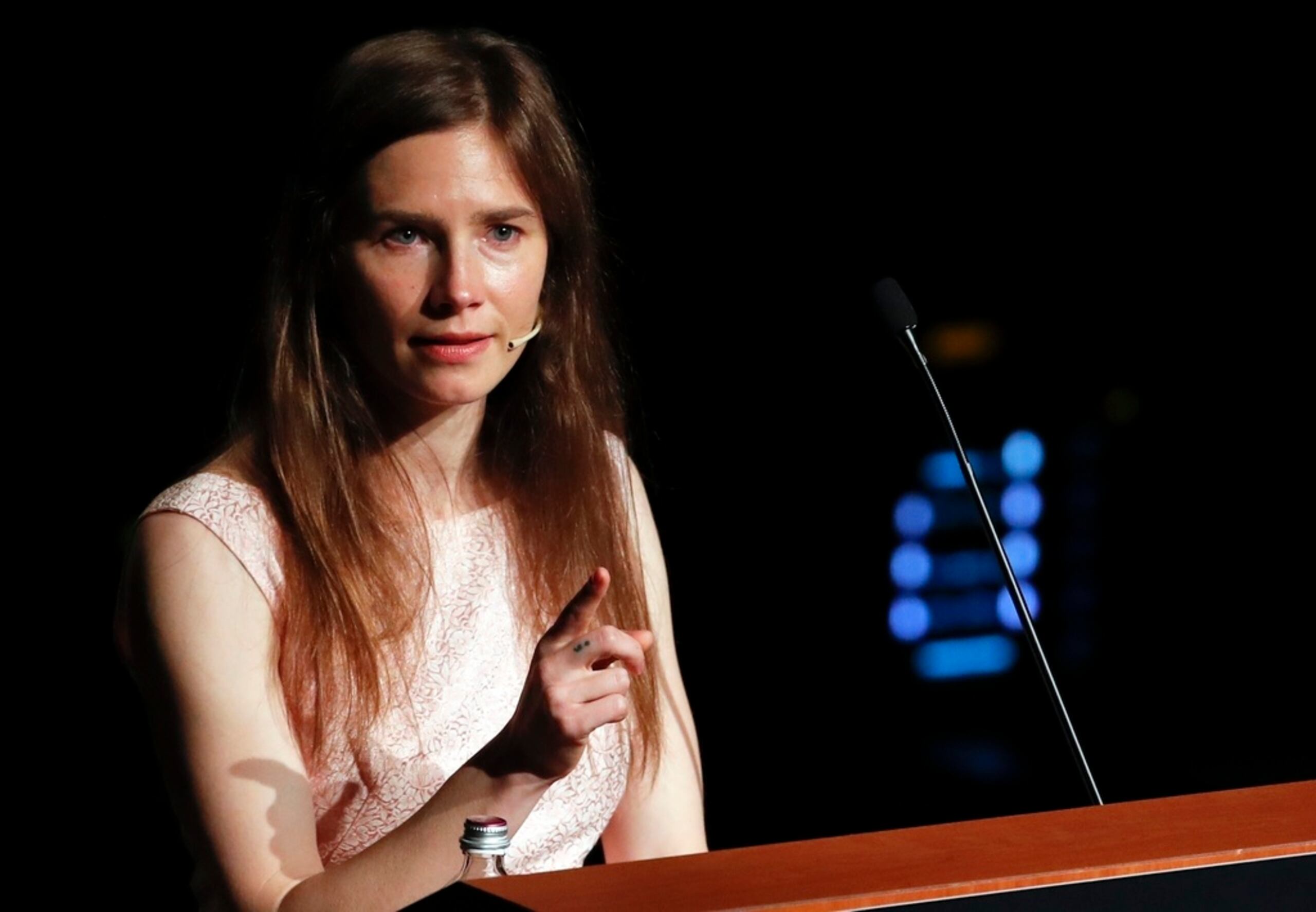En esta imagen de archivo, Amanda Knox interviene en un evento sobre justicia penal en la Universidad de Módena, Italia, el 15 de junio de 2019.