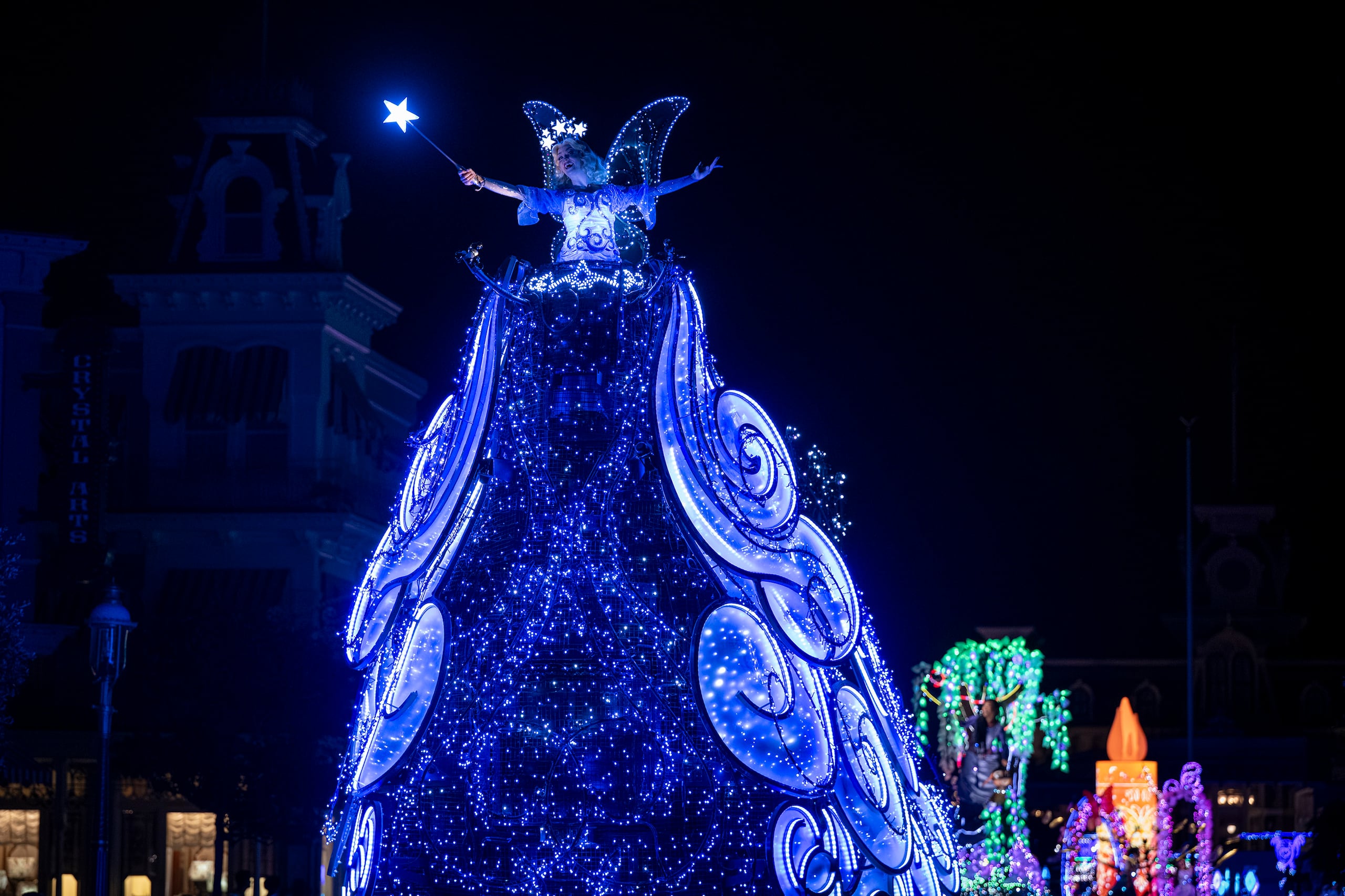 El desfile “Disney Starlight: Dream the Night Away” está encabezado por el Hada Azul de "Pinocho".