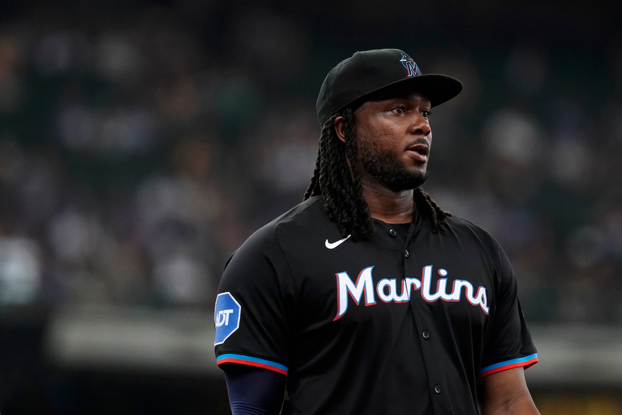 Josh Bell en uniforme de los Marlins de Miami.