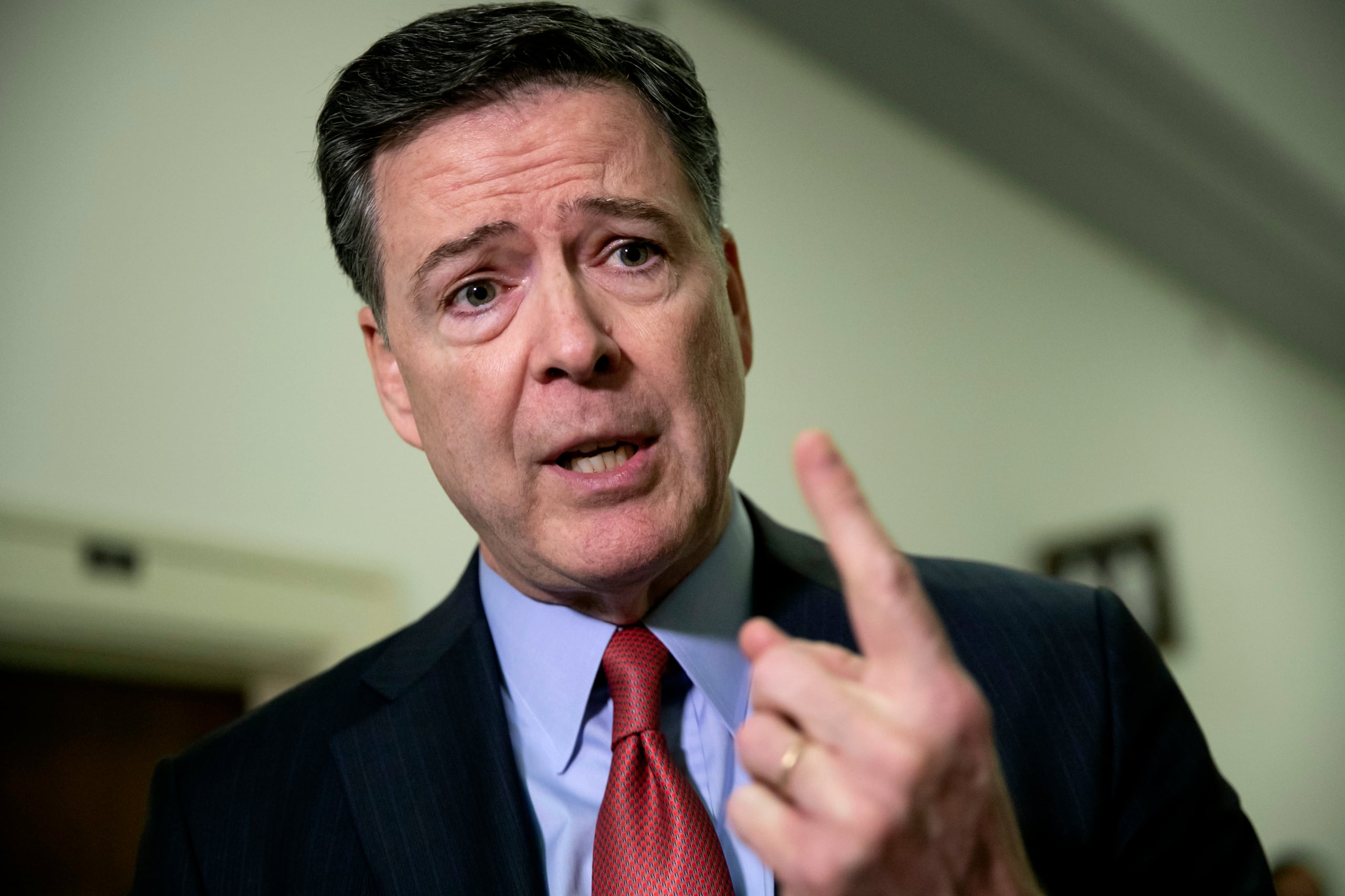 James Comey era director del FBI cuando Donald Trump asumió la presidencia en 2017, tras haber sido nombrado por el entonces presidente Barack Obama y haber servido previamente en el Departamento de Justicia durante la administración de George W. Bush.