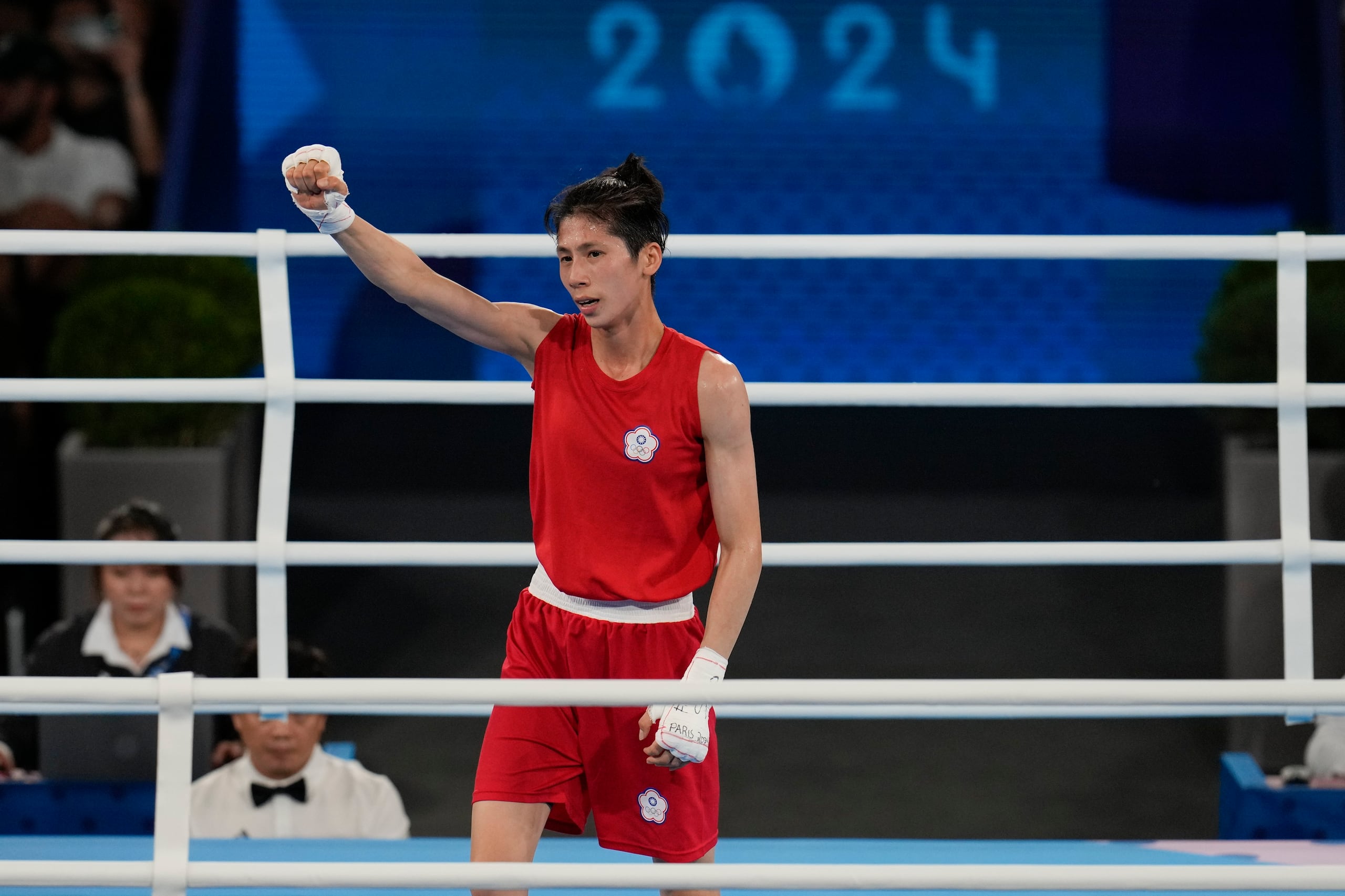 La taiwanesa Lin Yu-ting festeja luego de derrotar a la polaca Julia Seremeta en la final de boxeo olímpico, división pluma.
