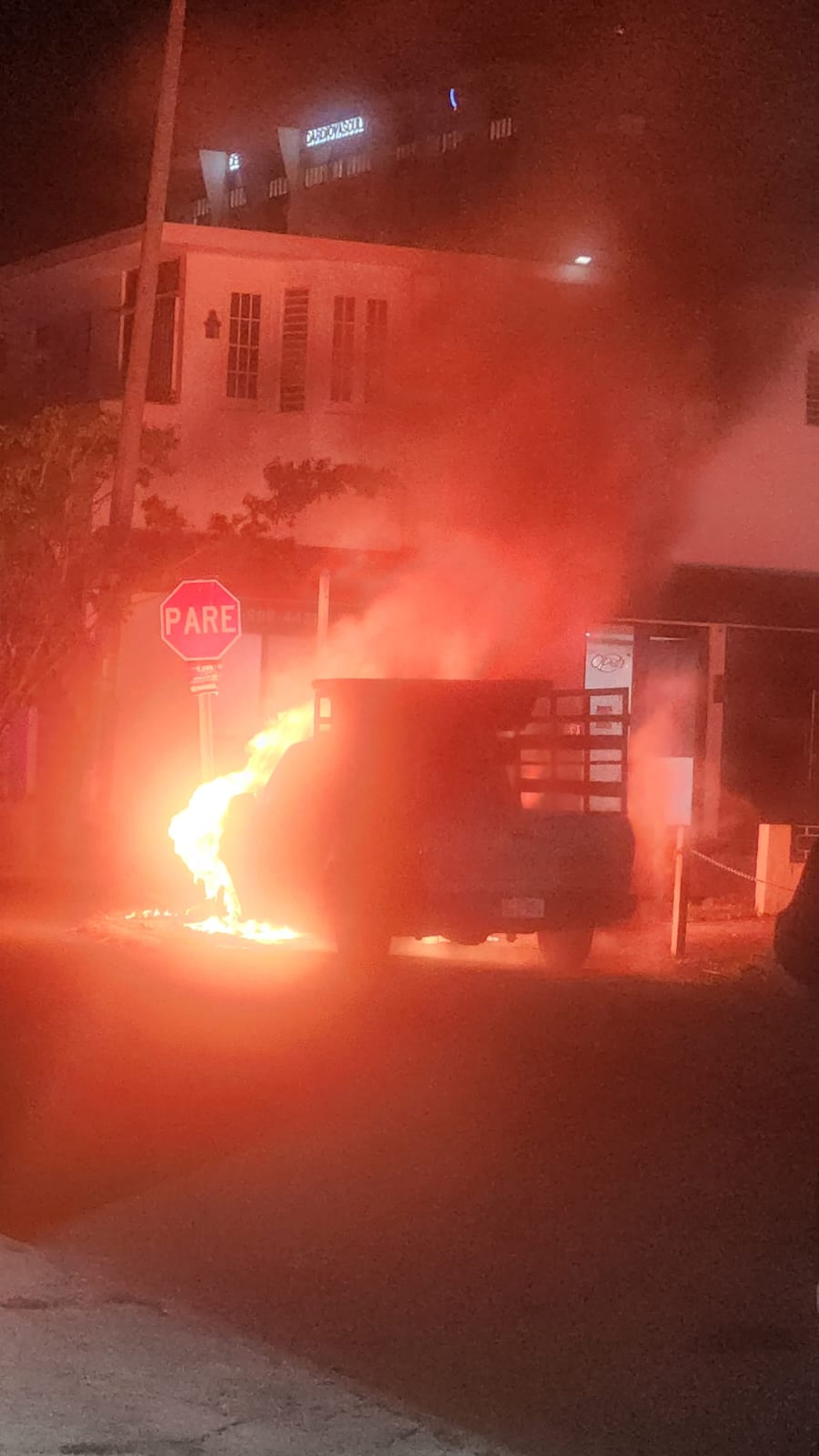 Una mujer fue acusada por incendiar la camioneta a su vecina por una disputa ocasionada porque ella tenía muchos gatos.