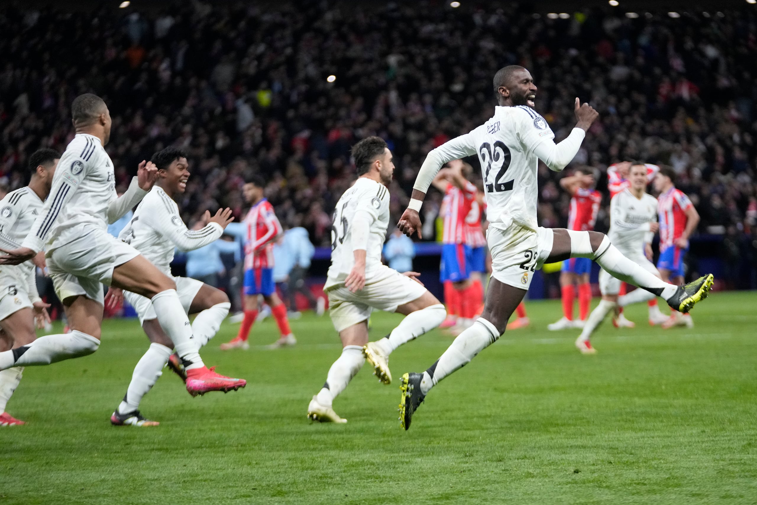 Los jugadores del Real Madrid celebran tras derrotar al Atlético de Madrid en una tanda de penales en los octavos de final de la Liga de Campeones, el miércoles 12 de marzo de 2025.