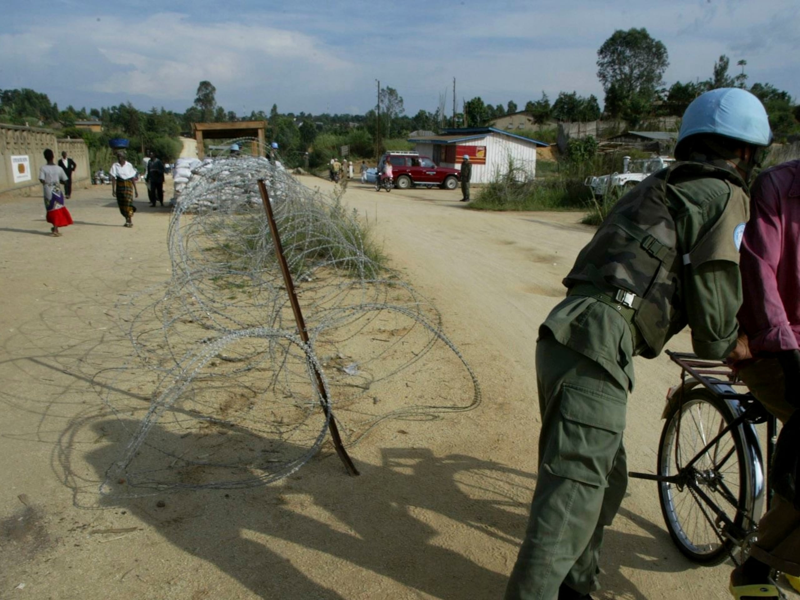 Fotografía de archivo del 6 de marzo de 2005, de un soldado de la ONU revisando a un ciclista en las calles de Bunia, República Democrática del Congo. (AP)