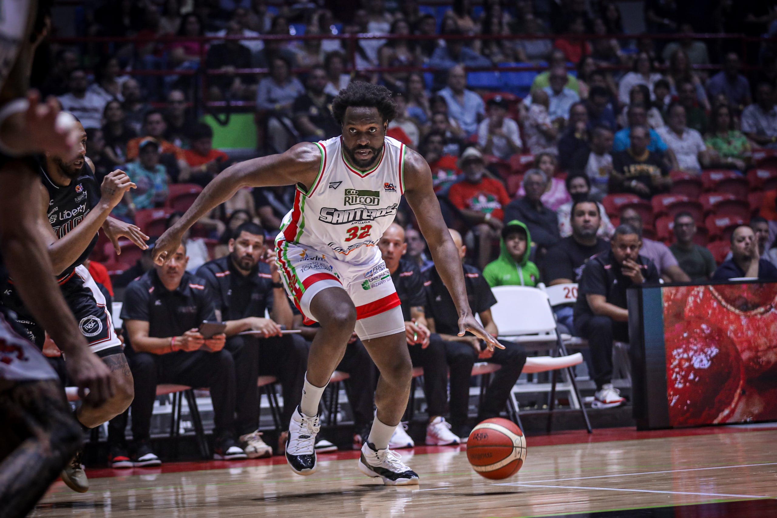 El importado Chinanu Onuaku logró 19 puntos y 12 rebotes en el último partido de los Santeros, frente a los Mets de Guaynabo.