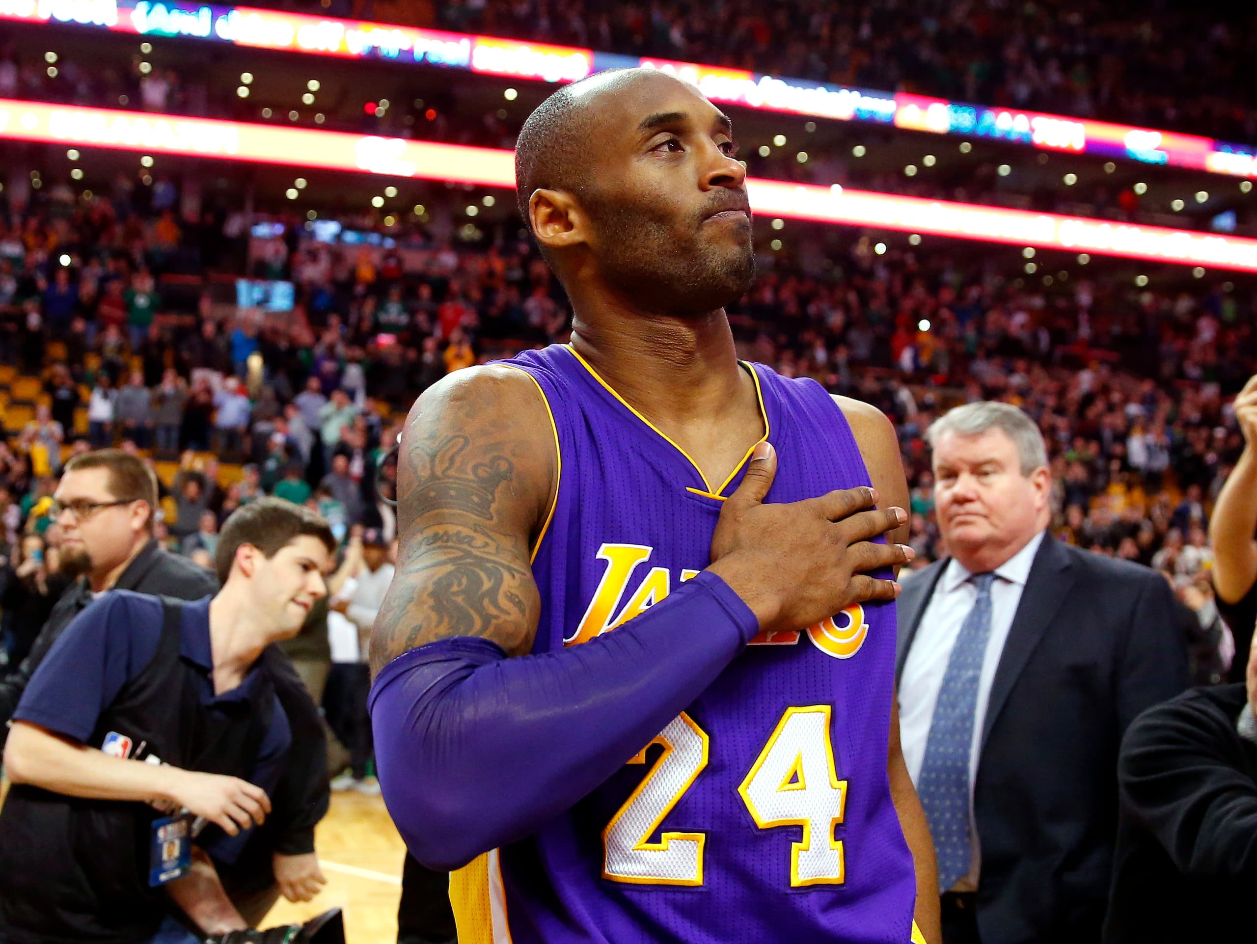 ARCHIVO - En esta foto del 30 de diciembre de 2015, Kobe Bryant tras una victoria de sus Lakers de Los Ángeles en un partido de la NBA en Boston. (AP Foto/Winslow Townson, archivo)