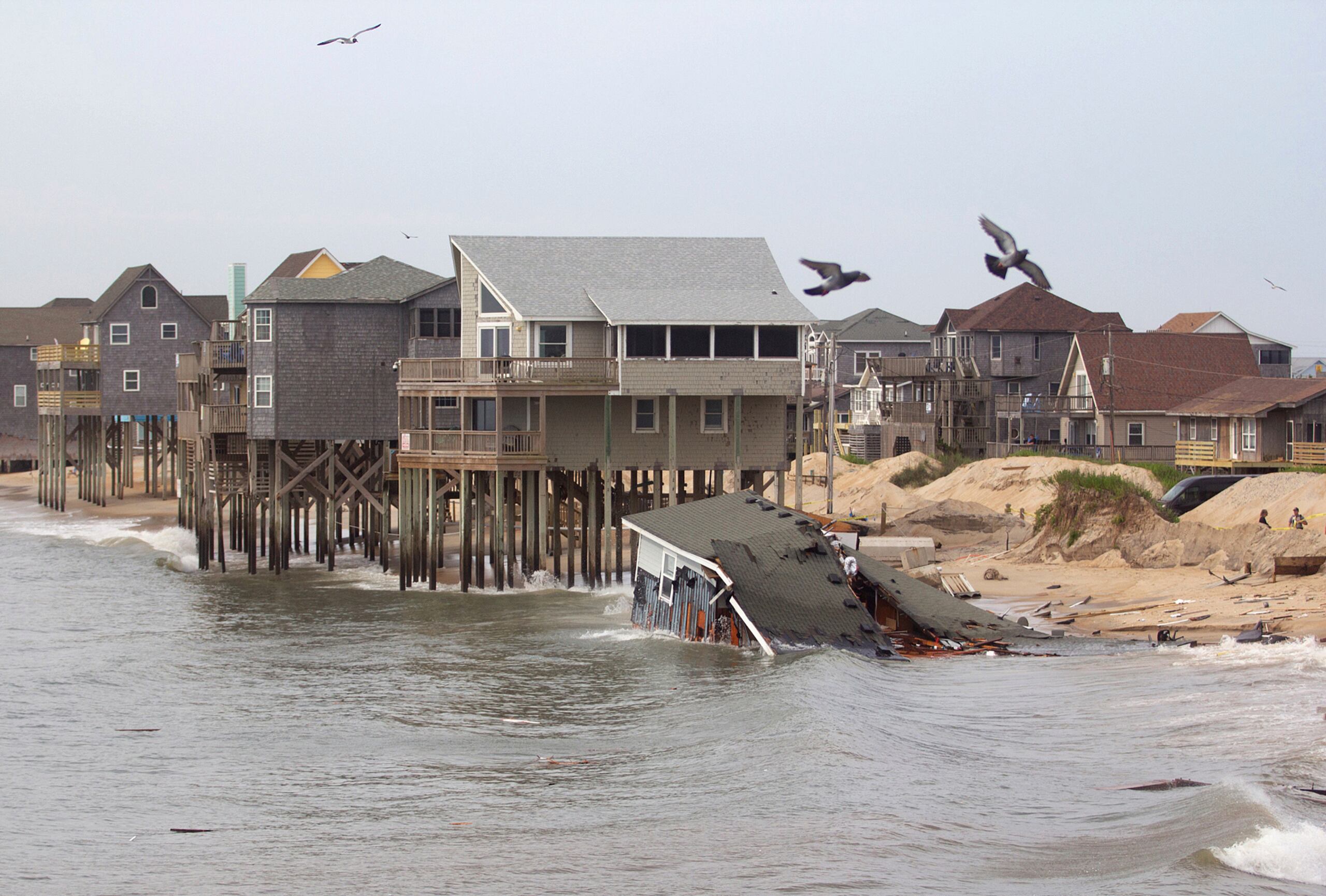 Una casa privada desocupada en Rodanthe, Carolina del Norte, justo al sur del muelle de Rodanthe, se derrumbó en el océano, el martes 28 de mayo de 2024. (Corinne Saunders/The Virginian-Pilot vía AP)