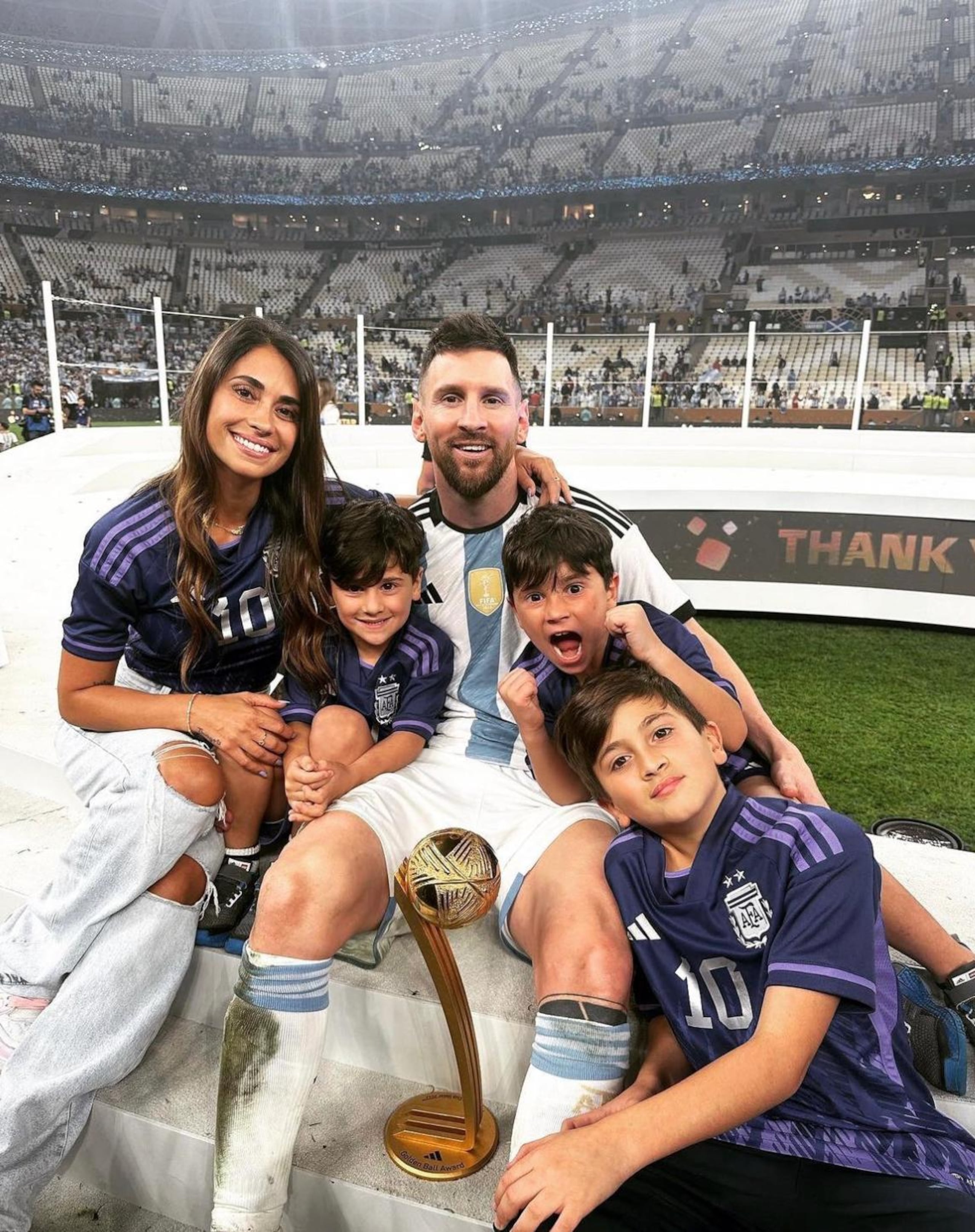 Lionel Messi y Antonela Roccuzzo con sus hijos Thiago, Mateo y Ciro.