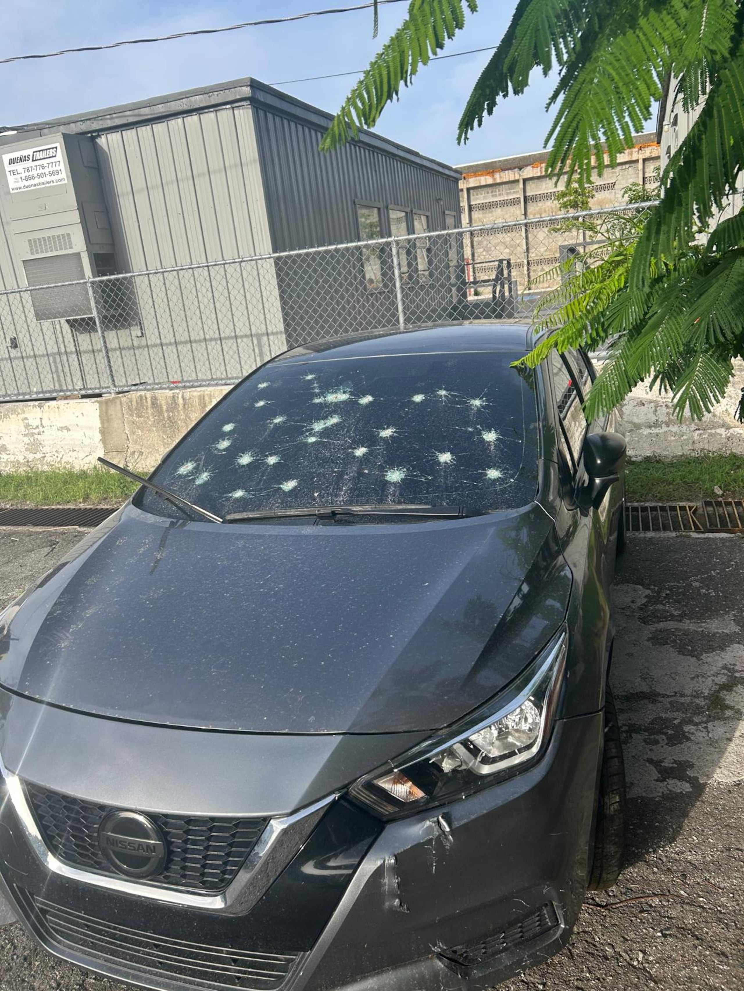El automóvil marca Nissan Versa, con múltiples impactos de bala, fue ocupado con relación a la investigación sobre tiroteos reportados en Guánica y Yauco.