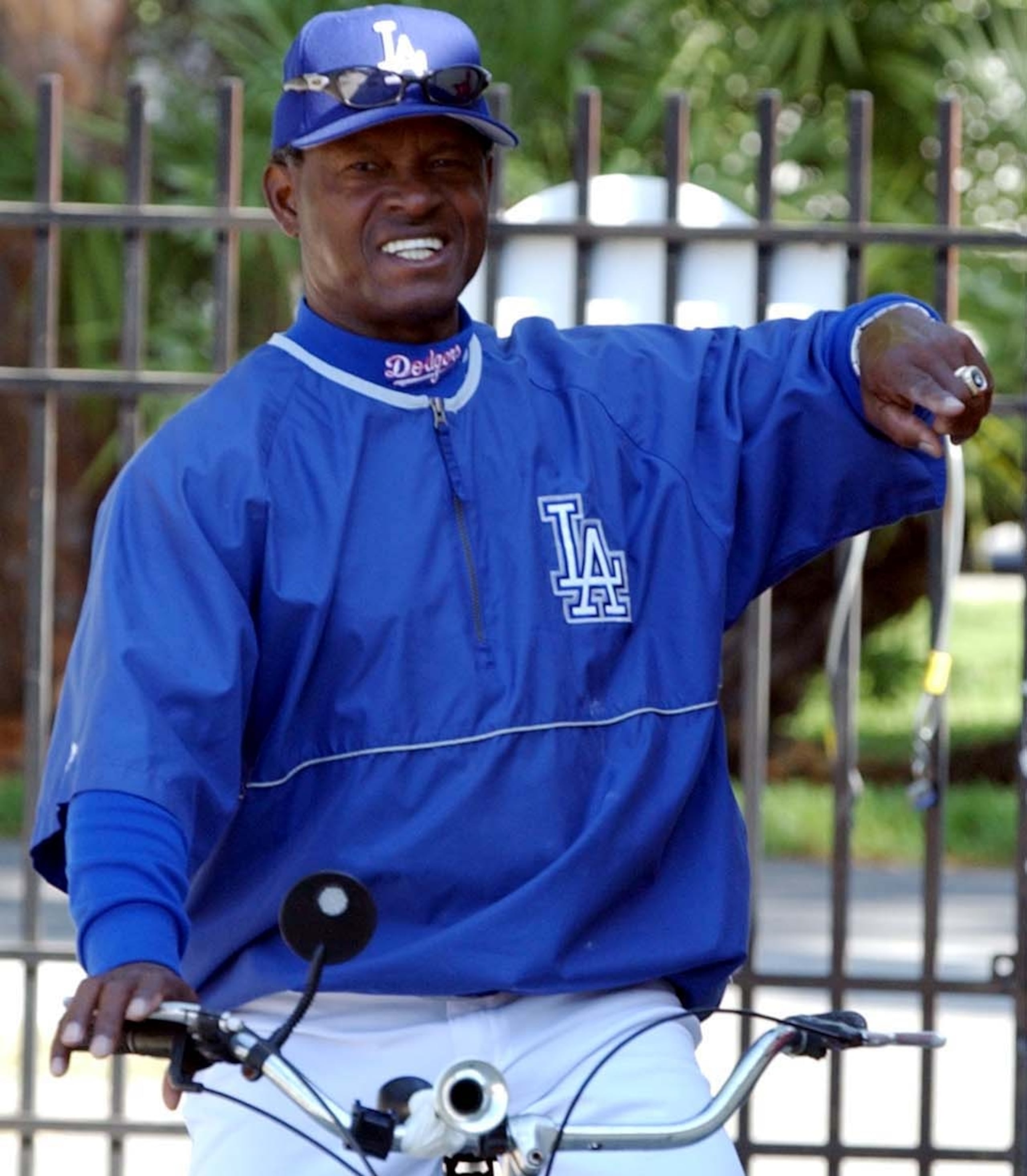 Durante un partido de exhibición entre los Cardenales y los Dodgers en el Holman Stadium de Vero Beach, Florida, el 11 de marzo de 2004, el legendario Manny Mota se desplazaba en bicicleta por el complejo de béisbol.