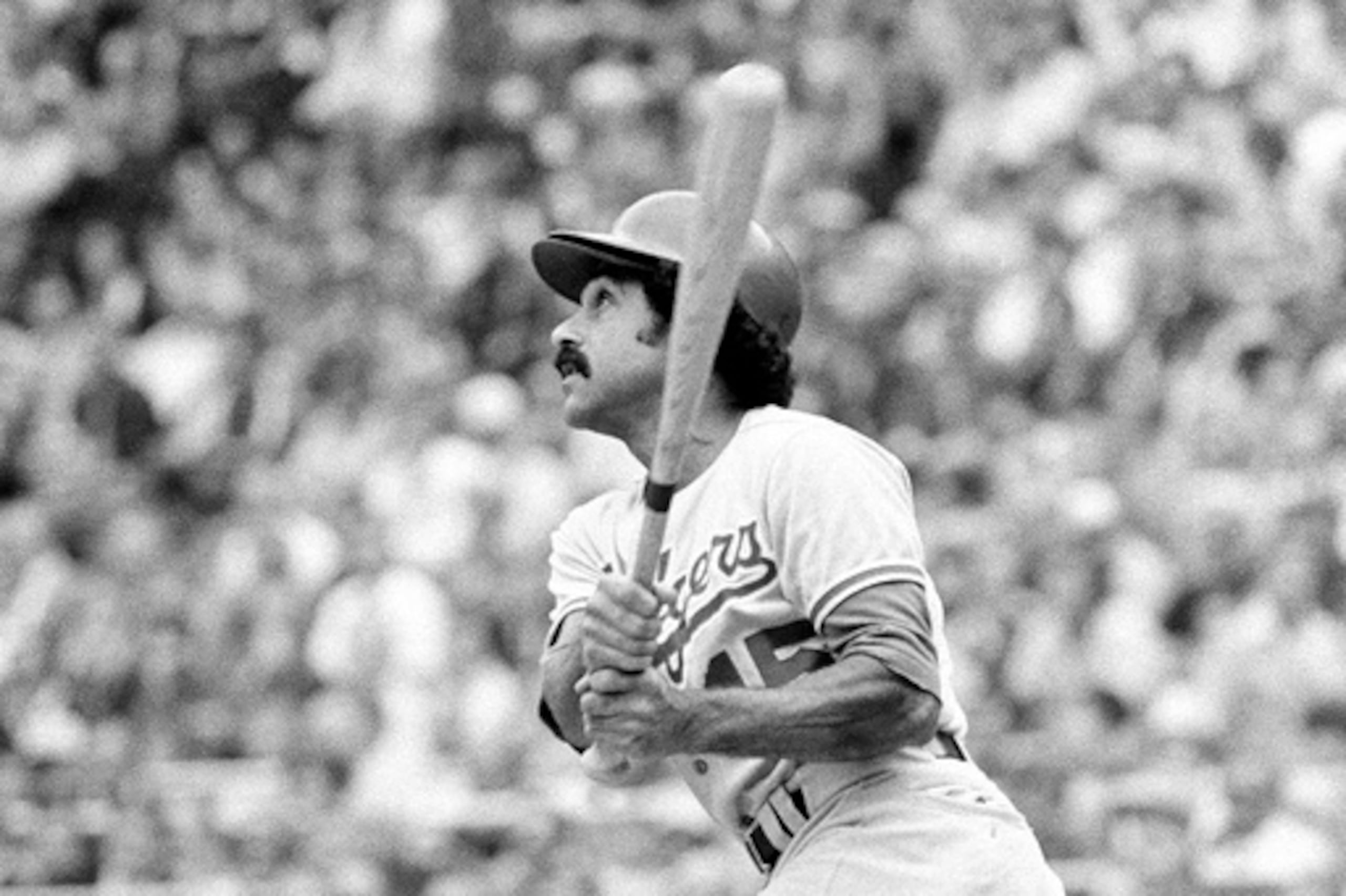 ARCHIVO - Davey Lopes, de los Dodgers de Los Ángeles, batea un jonrón durante un partido de béisbol de playoffs de la Liga Nacional contra los Filis de Filadelfia, el jueves 5 de octubre de 1977, en Filadelfia. (AP Photo/Rusty Kennedy, Archivo)