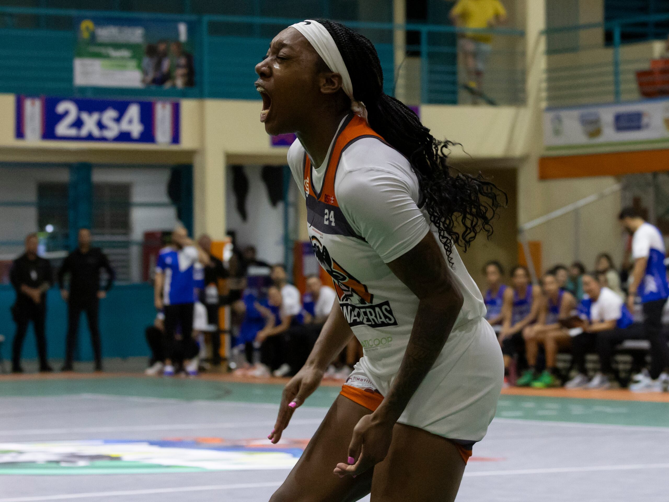 Dariauna Lewis, de las Ganaderas, celebra un canasto.