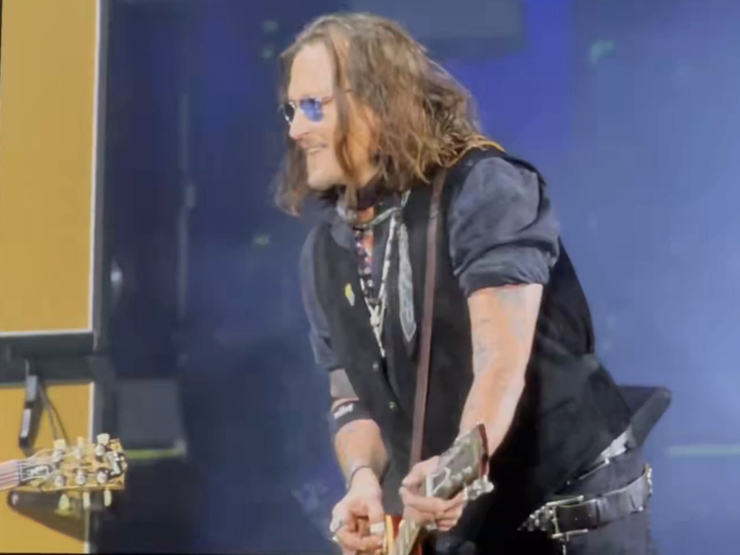 El actor Johnny Depp sorprendió al público del Hollywood Bowl al unirse en tarima con la legendaria banda Aerosmith para interpretar el clásico “Train Kept a Rollin’”.